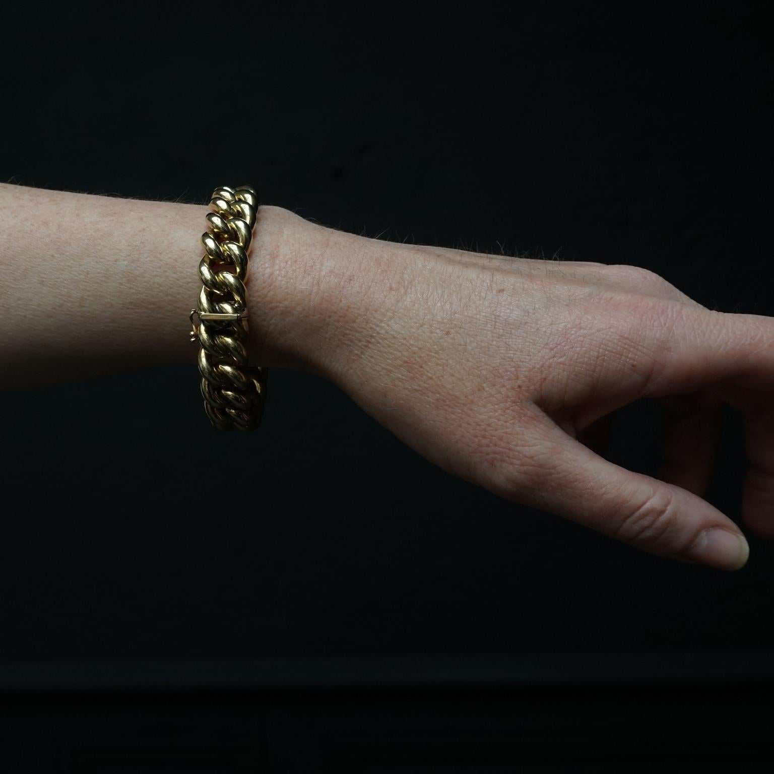 Vintage 1970s Italian 14 Karat Yellow Gold Big Chain Hollow Link Bracelet In Good Condition For Sale In Haarlem, NL