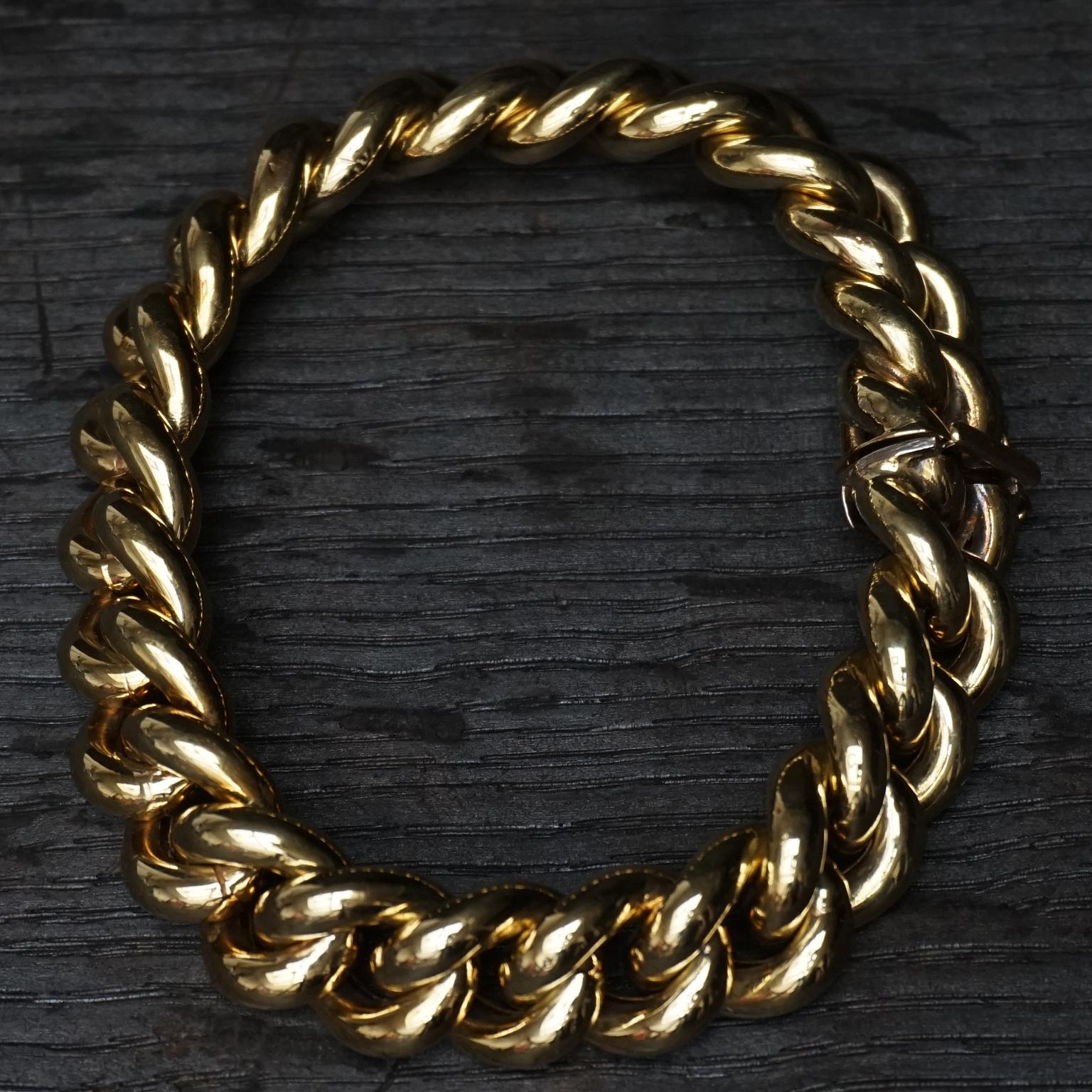 Vintage 1970s Italian 14 Karat Yellow Gold Big Chain Hollow Link Bracelet For Sale 1