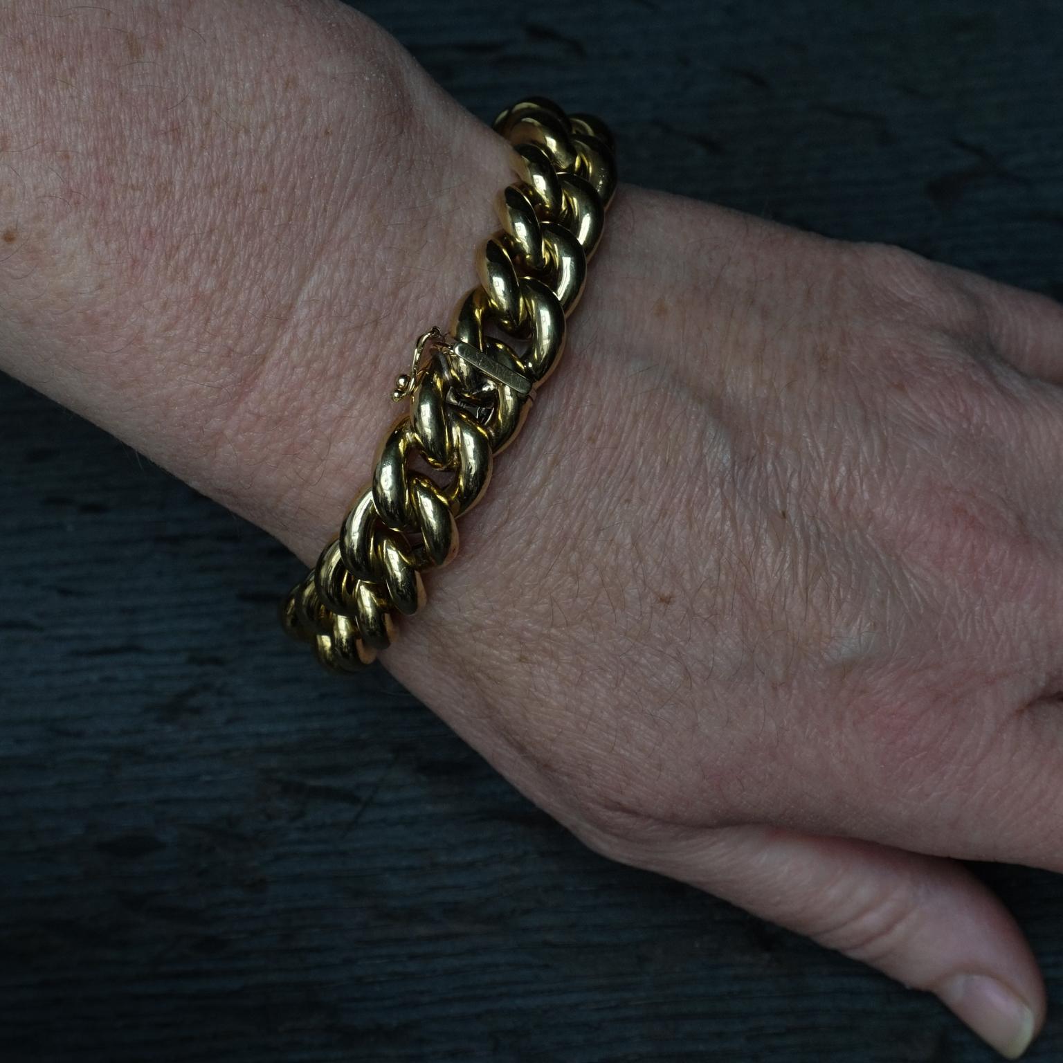 Vintage 1970s Italian 14 Karat Yellow Gold Big Chain Hollow Link Bracelet For Sale 4