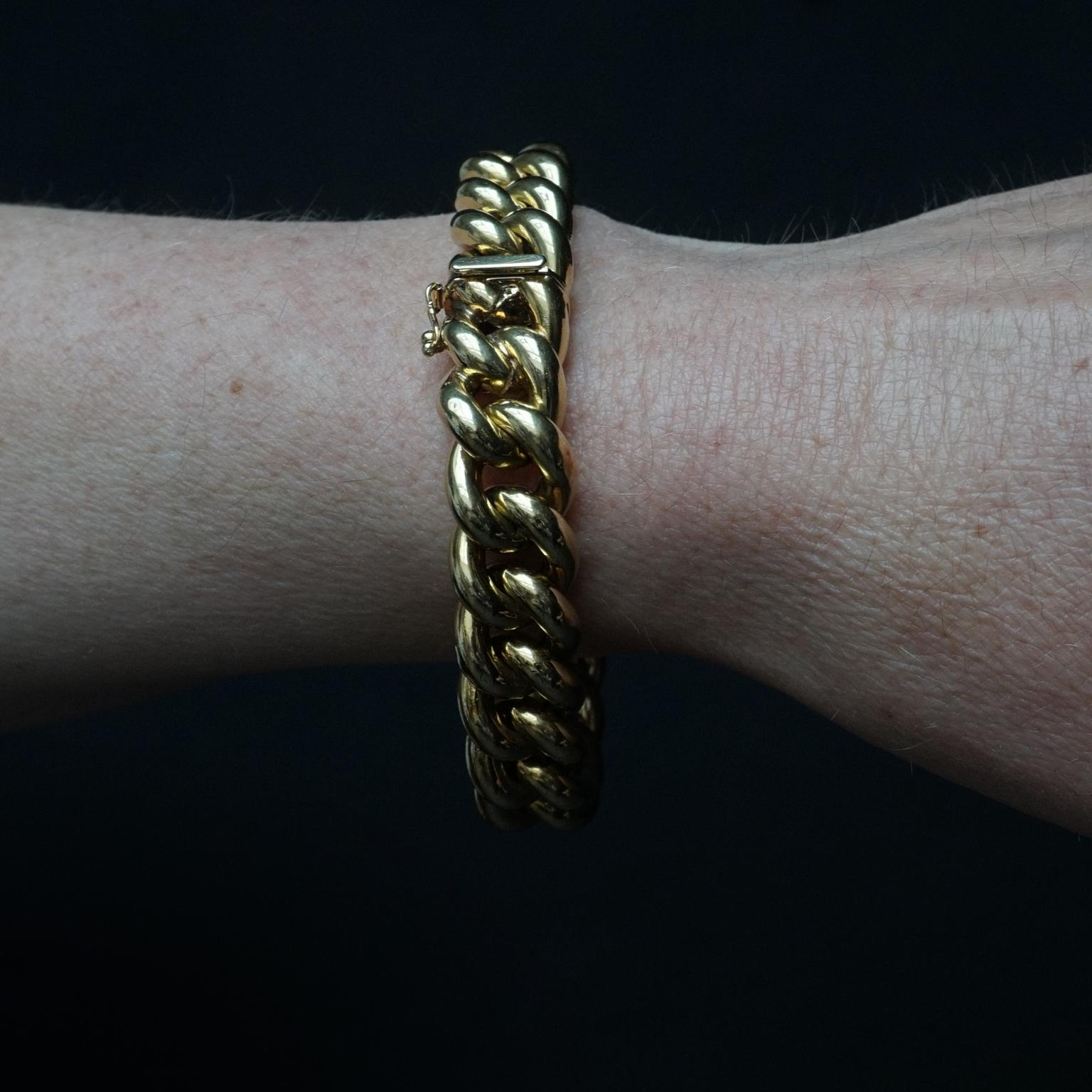 Vintage 1970s Italian 14 Karat Yellow Gold Big Chain Hollow Link Bracelet For Sale 5