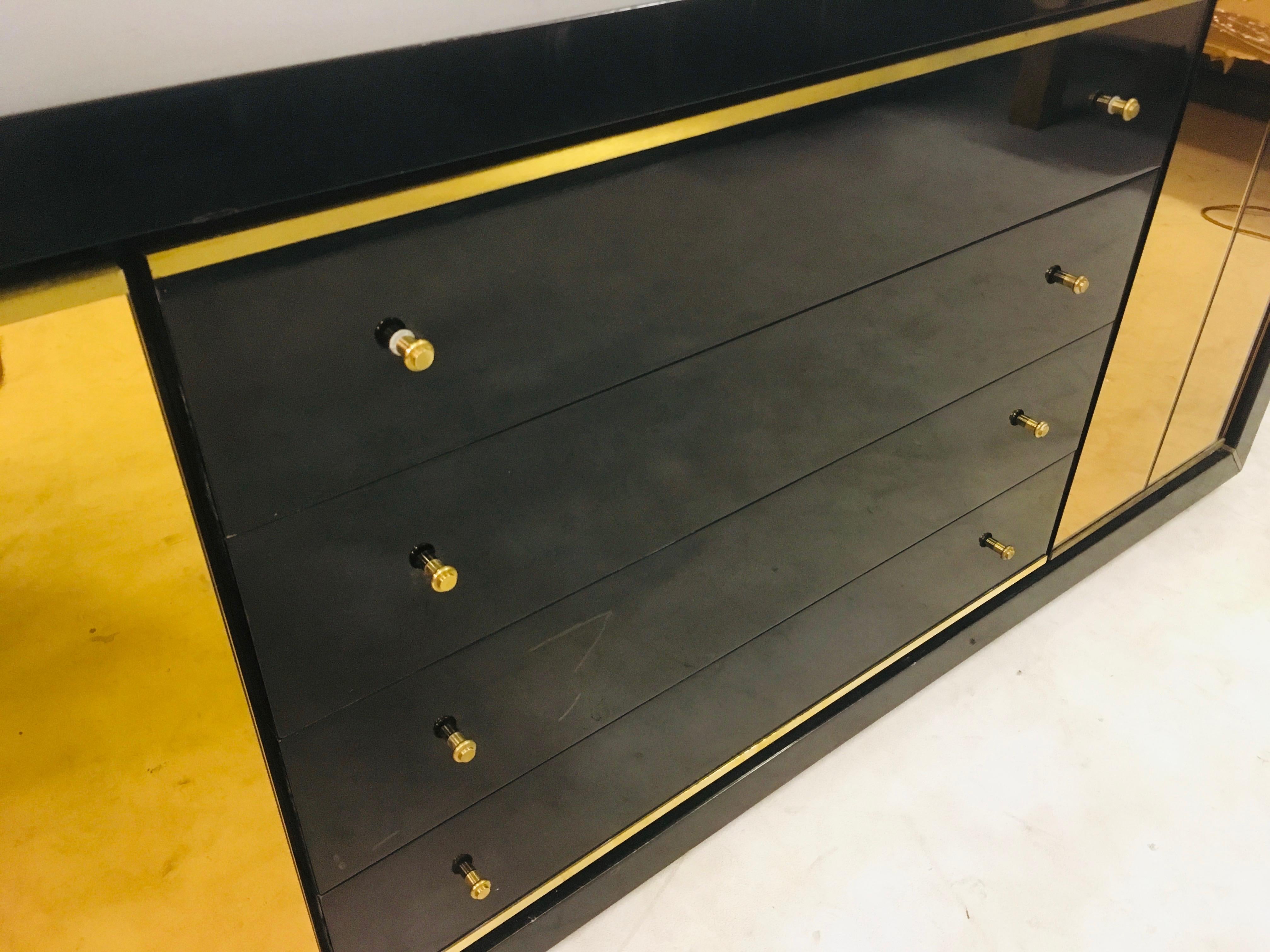 Vintage 1970s Italian Black Lacquer and Brass Sideboard (Lackiert)