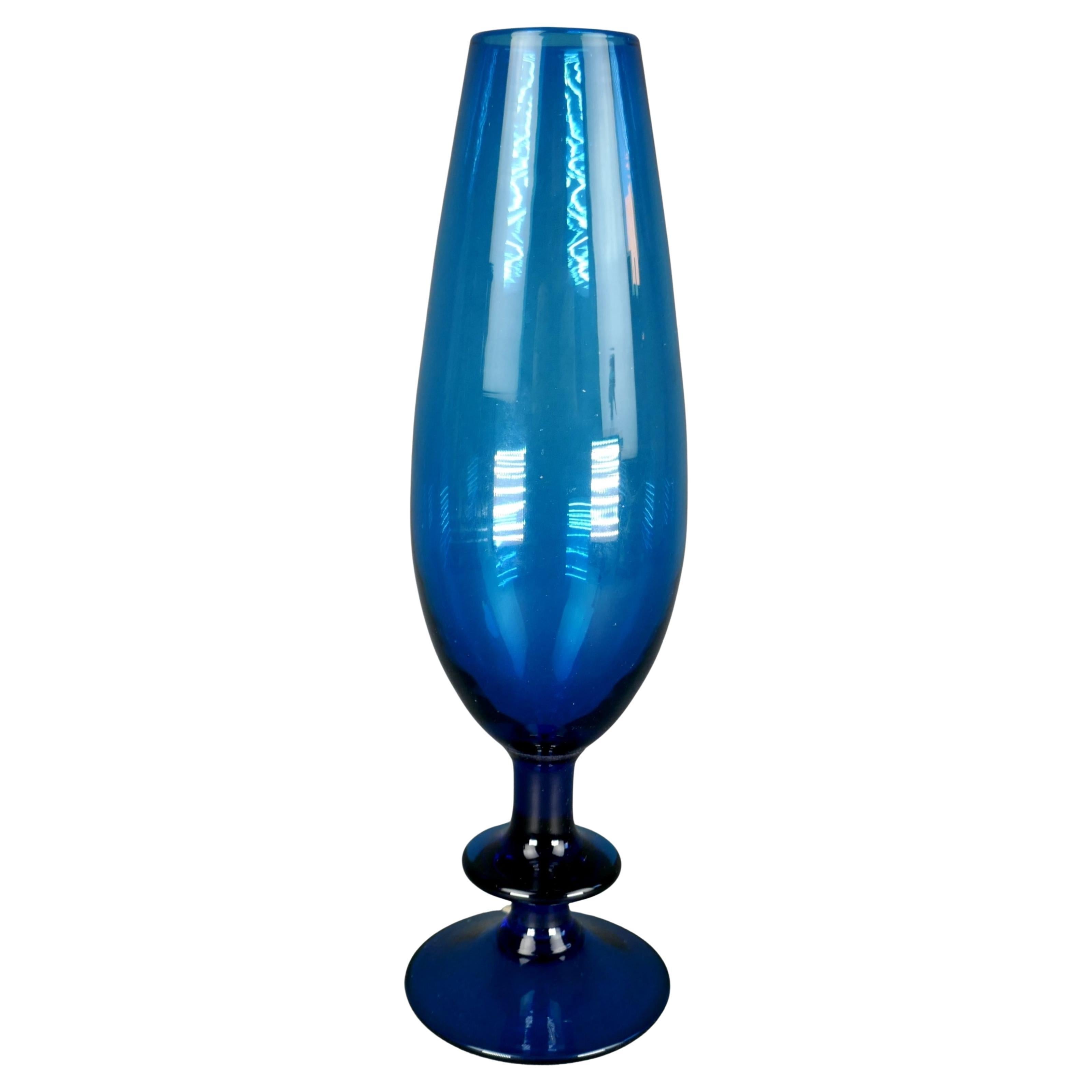 Vintage 1970s Italian Blue Glass Tulip Vase mit Fuß importiert von Peedee