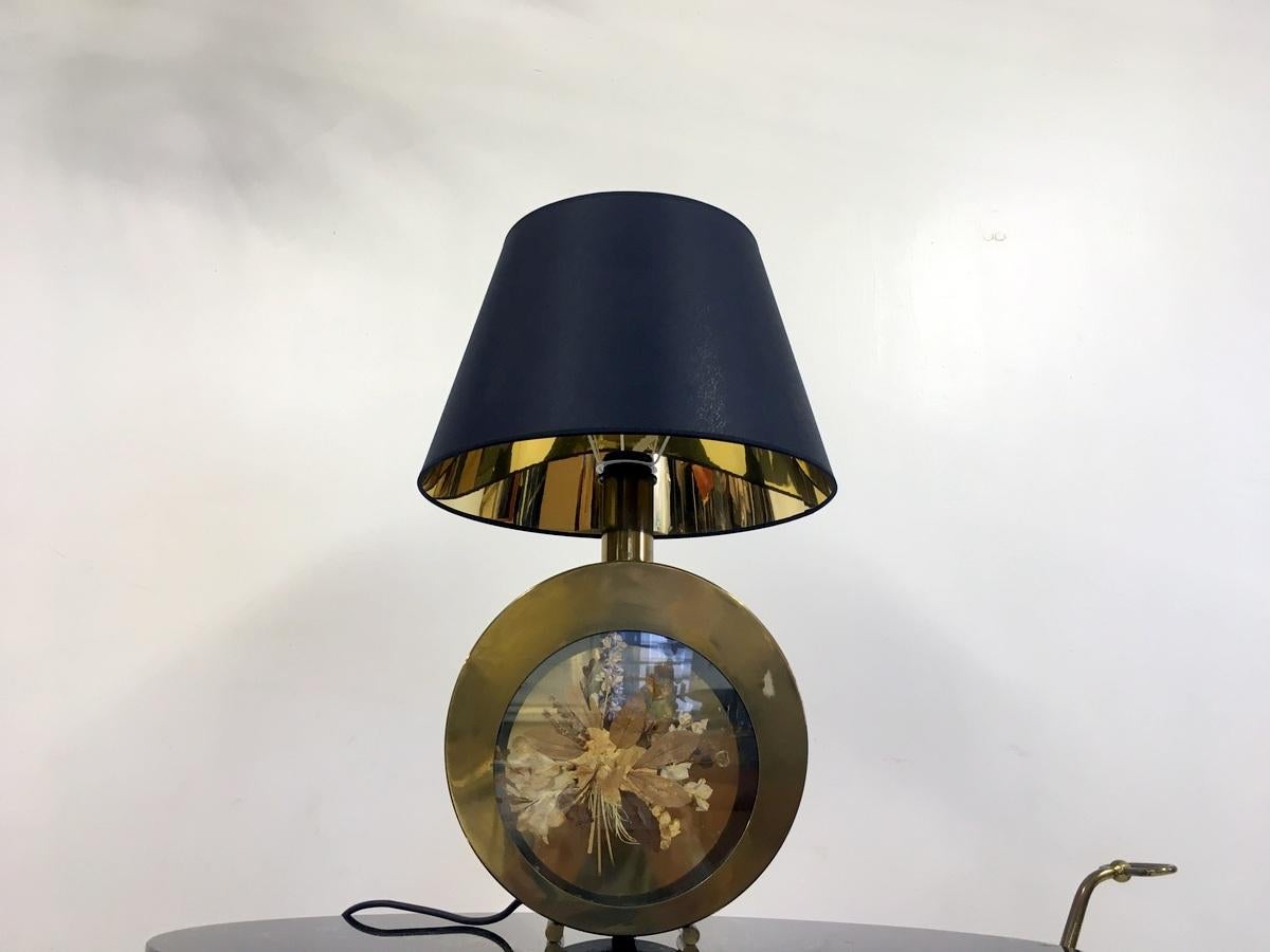 Vintage 1970s Italian Brass Table Lamp with Flowers In Good Condition For Sale In London, London
