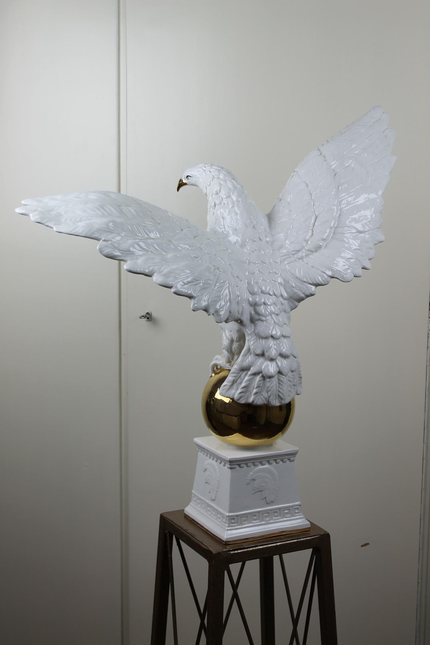 Italienische weiße Keramikstatue eines Adlers mit Flügeln, 1970er Jahre (20. Jahrhundert)