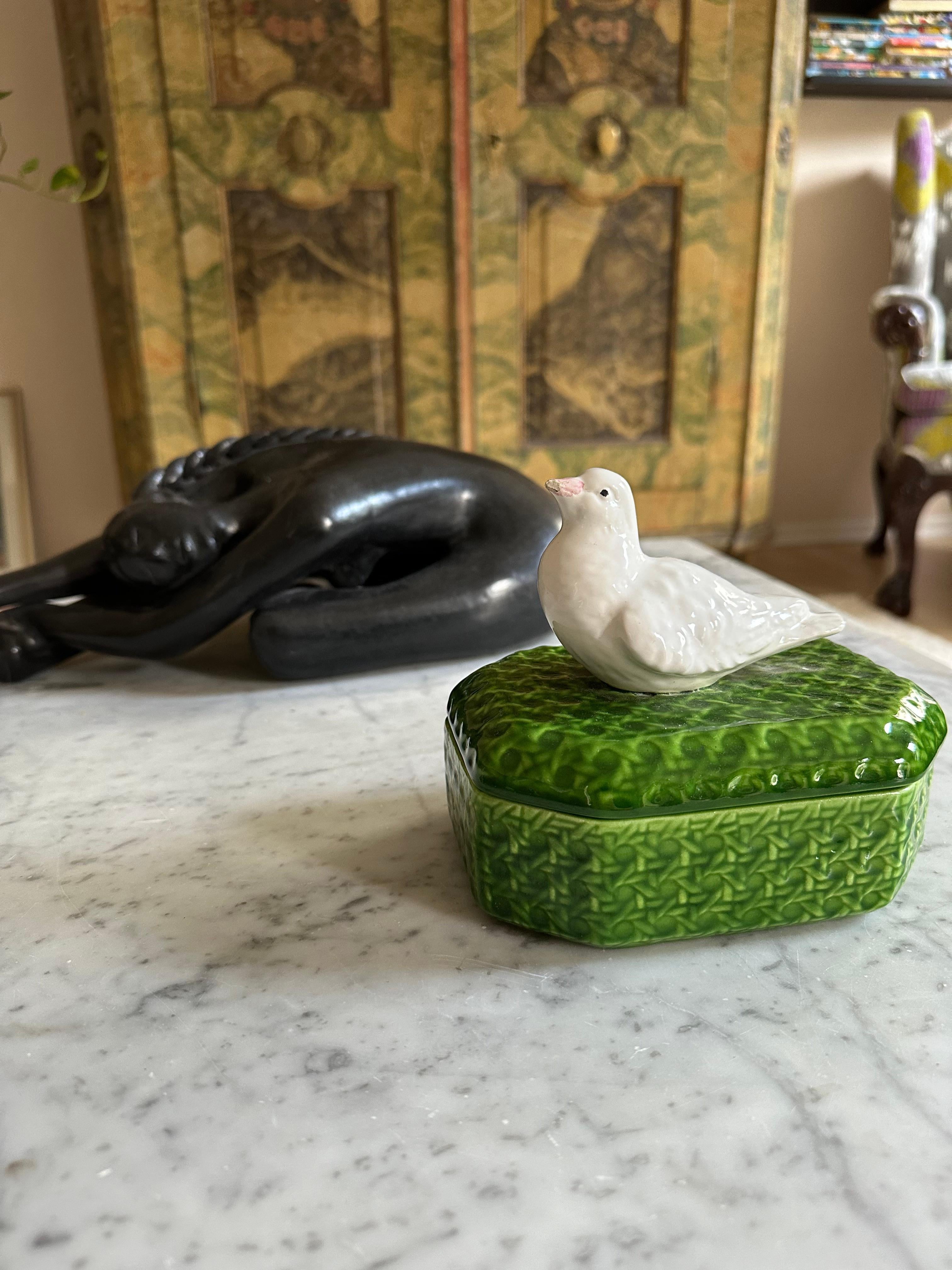 Cette boîte décorative à couvercle en céramique au motif de panier tressé est un exemple classique de l'artisanat italien en céramique des années 1970. À cette époque, les céramiques italiennes étaient connues pour leurs couleurs vives, leurs