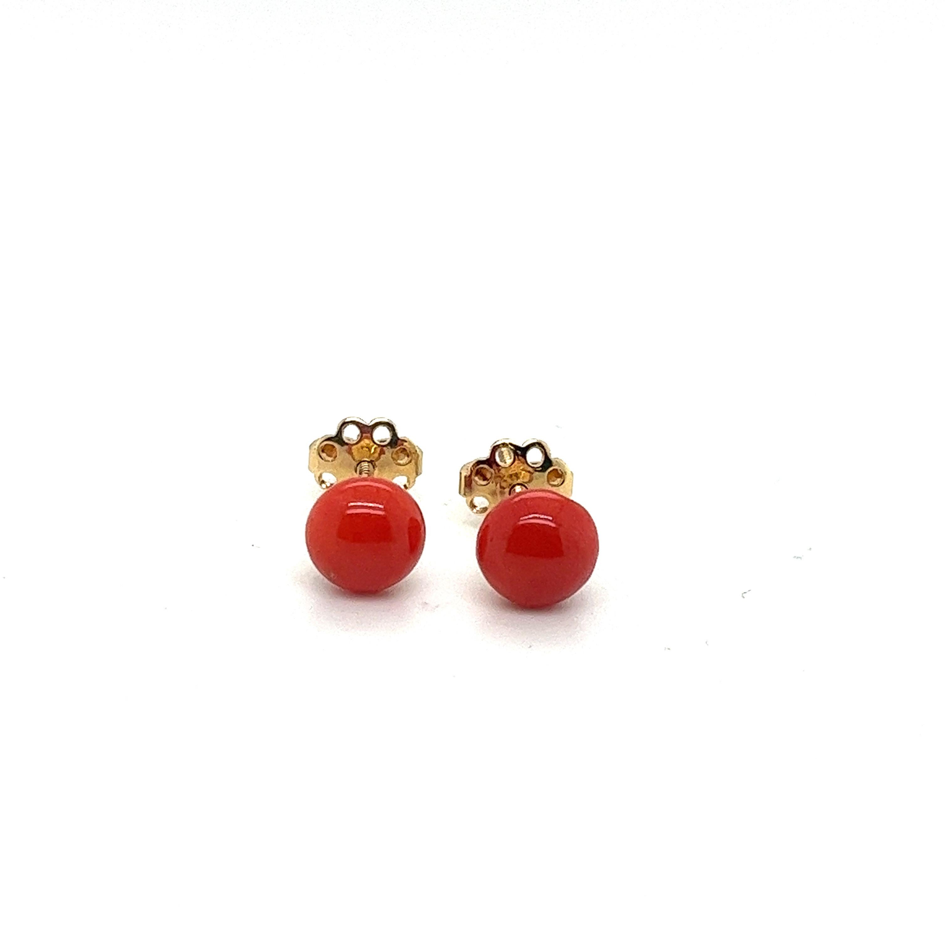 Vintage 1970's Italian Coral Earrings - 7.50mm Diameter - 18K Yellow Gold Screw Backs

Introducing a stunning pair of vintage Italian coral earrings from the glamorous 1970s. These exquisite earrings showcase the timeless allure of coral, a coveted
