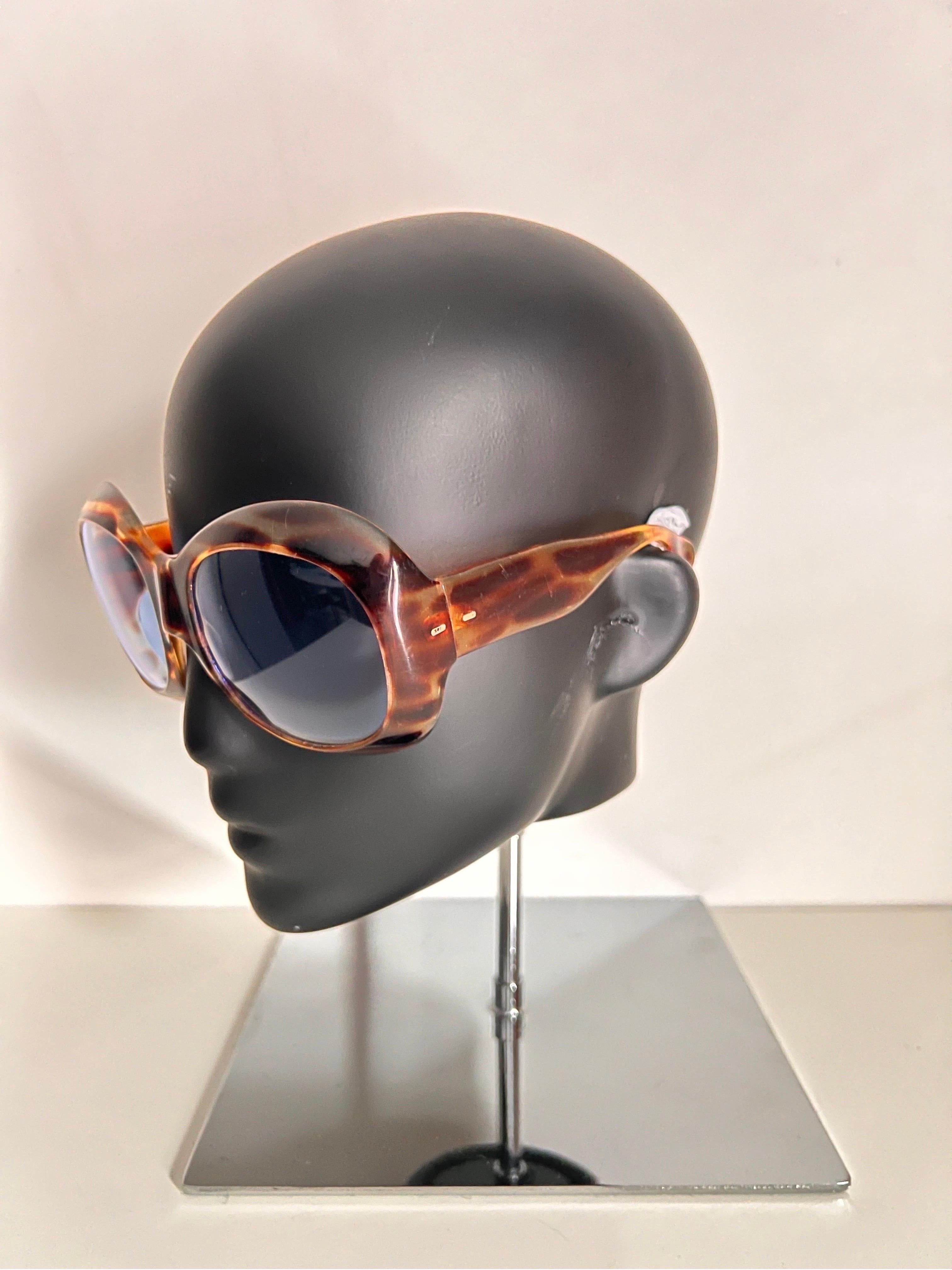 Super chic and oversized vintage 1970’s sunglasses in faux tortoiseshell pattern with cool blue lenses

Stunning style, pattern and shape

Made in Italy (labelled)

We can imagine Jackie O of the early 70’s wearing these and looking fantastic and