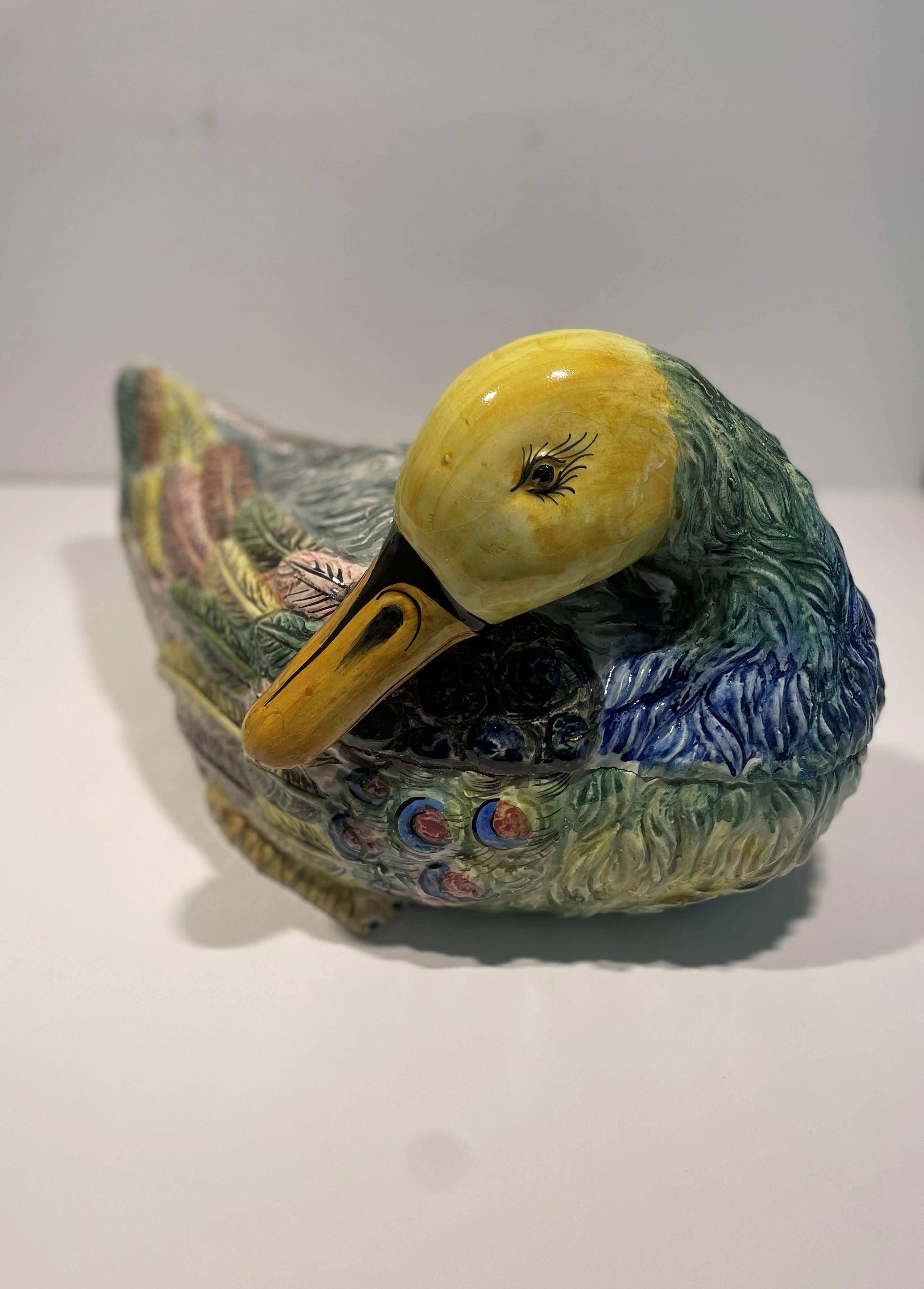 ¡Una sopera espectacular de la Italia de los años 70! Seguro que dará que hablar en tu próxima cena. Este dulce pato presenta una personalidad recatada y tímida en la forma en que inclina la cabeza para mirar a los comensales reunidos a su