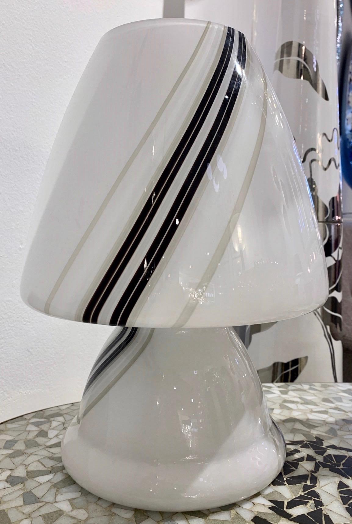 Grande lampe blanche italienne vintage des années 1970 avec murrine noire attribuée à Vistosi en vente 2