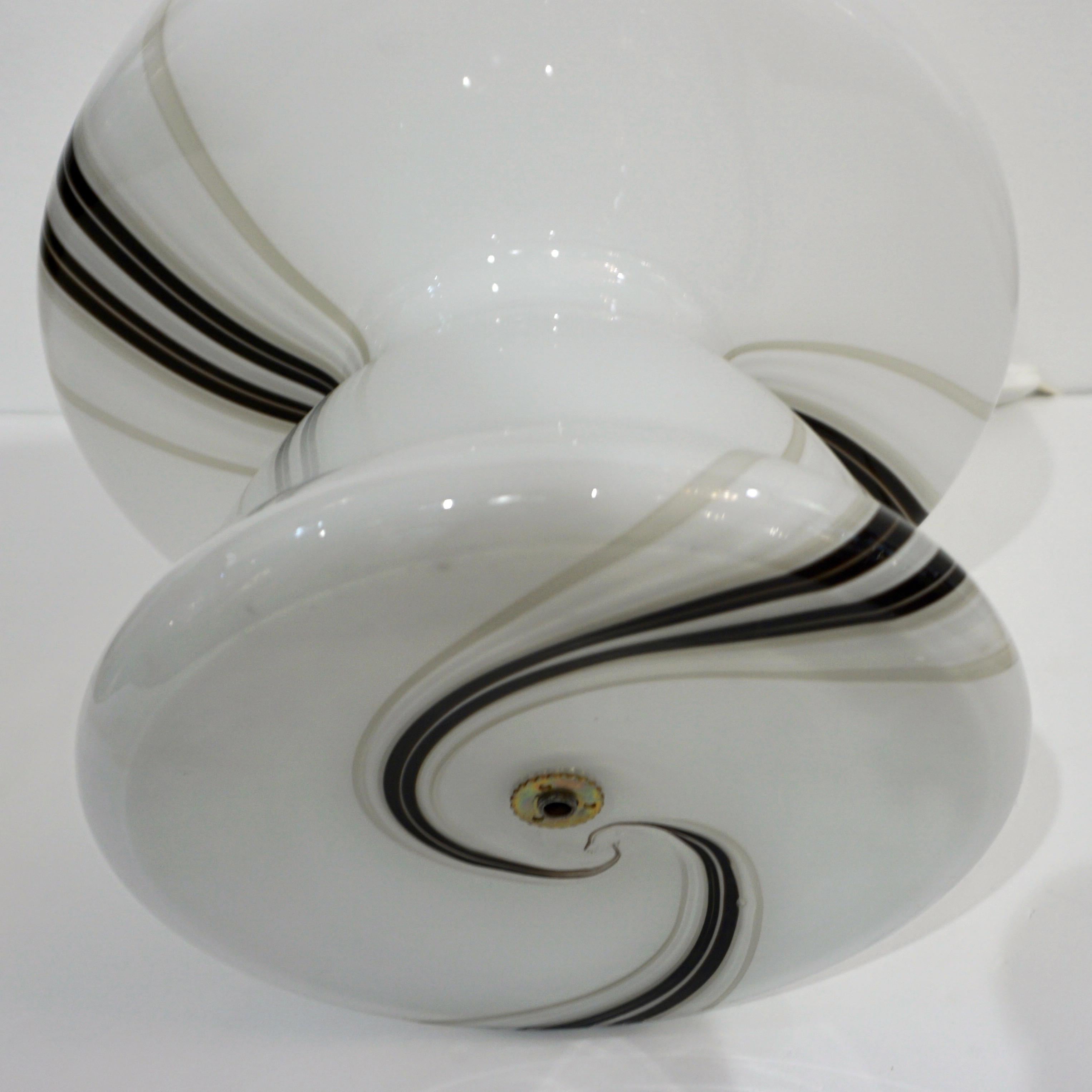 Fait main Grande lampe blanche italienne vintage des années 1970 avec murrine noire attribuée à Vistosi en vente