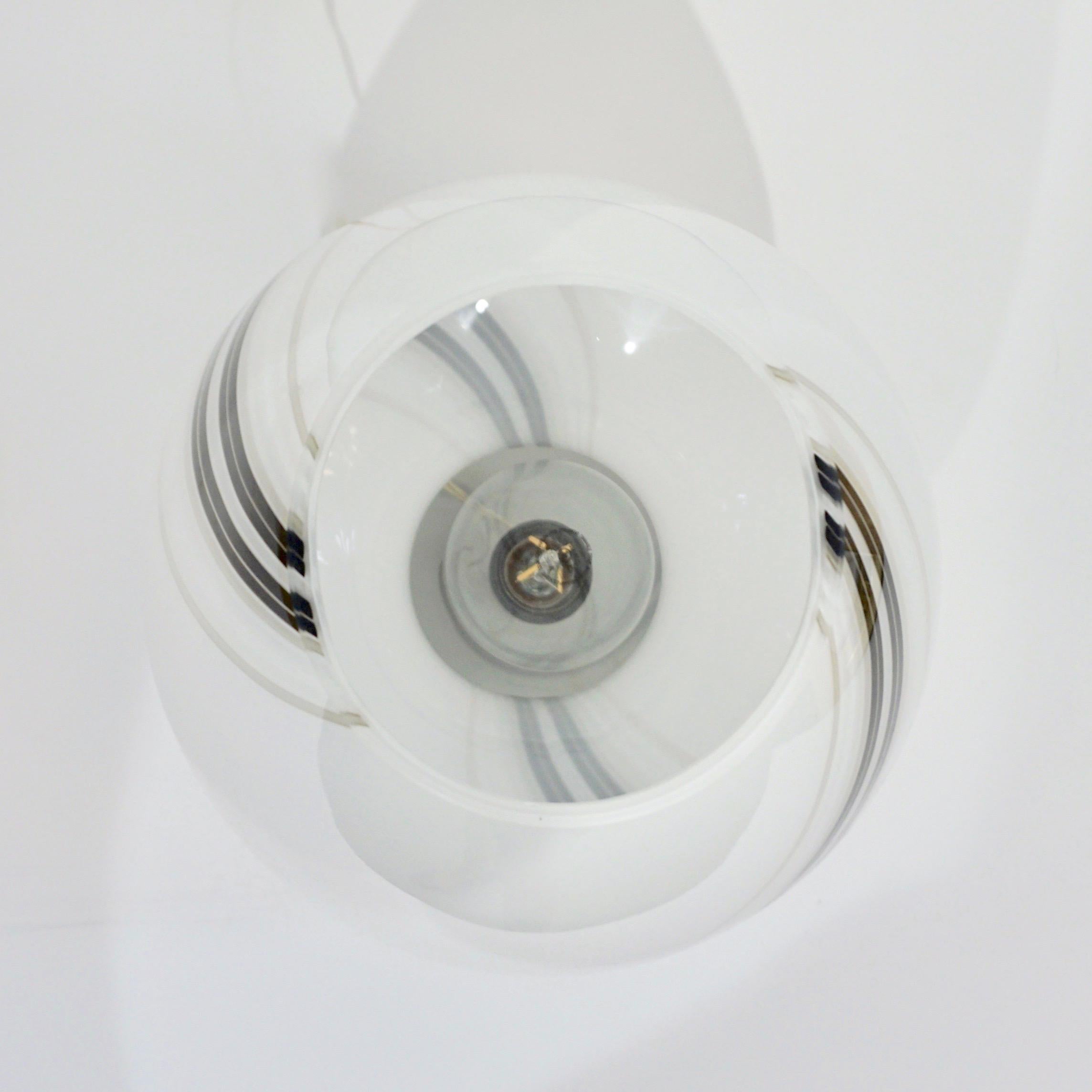Große weiße italienische Vintage-Lampe mit schwarzer Murrine, Vistosi zugeschrieben, 1970er Jahre im Zustand „Hervorragend“ im Angebot in New York, NY