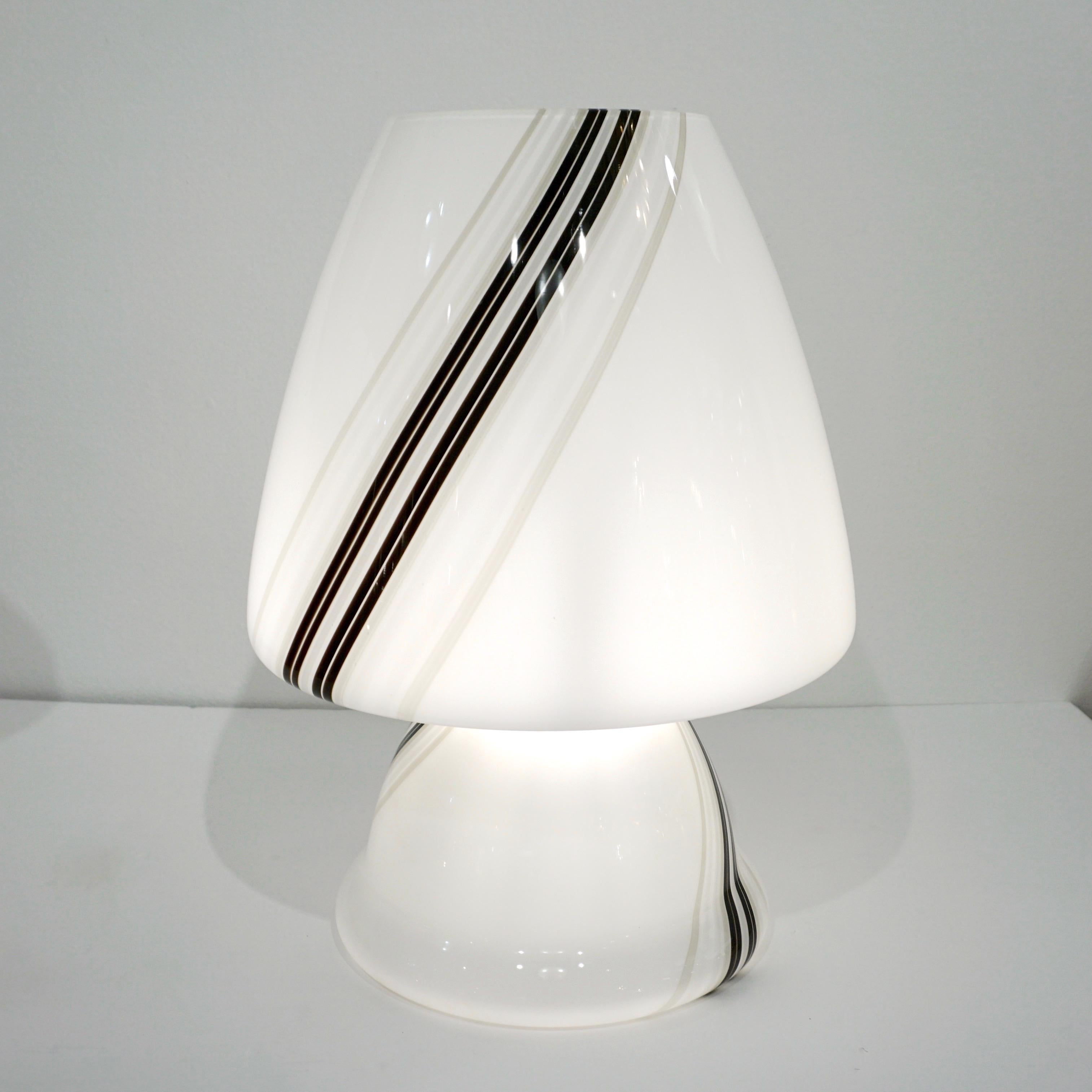 Verre d'art Grande lampe blanche italienne vintage des années 1970 avec murrine noire attribuée à Vistosi en vente