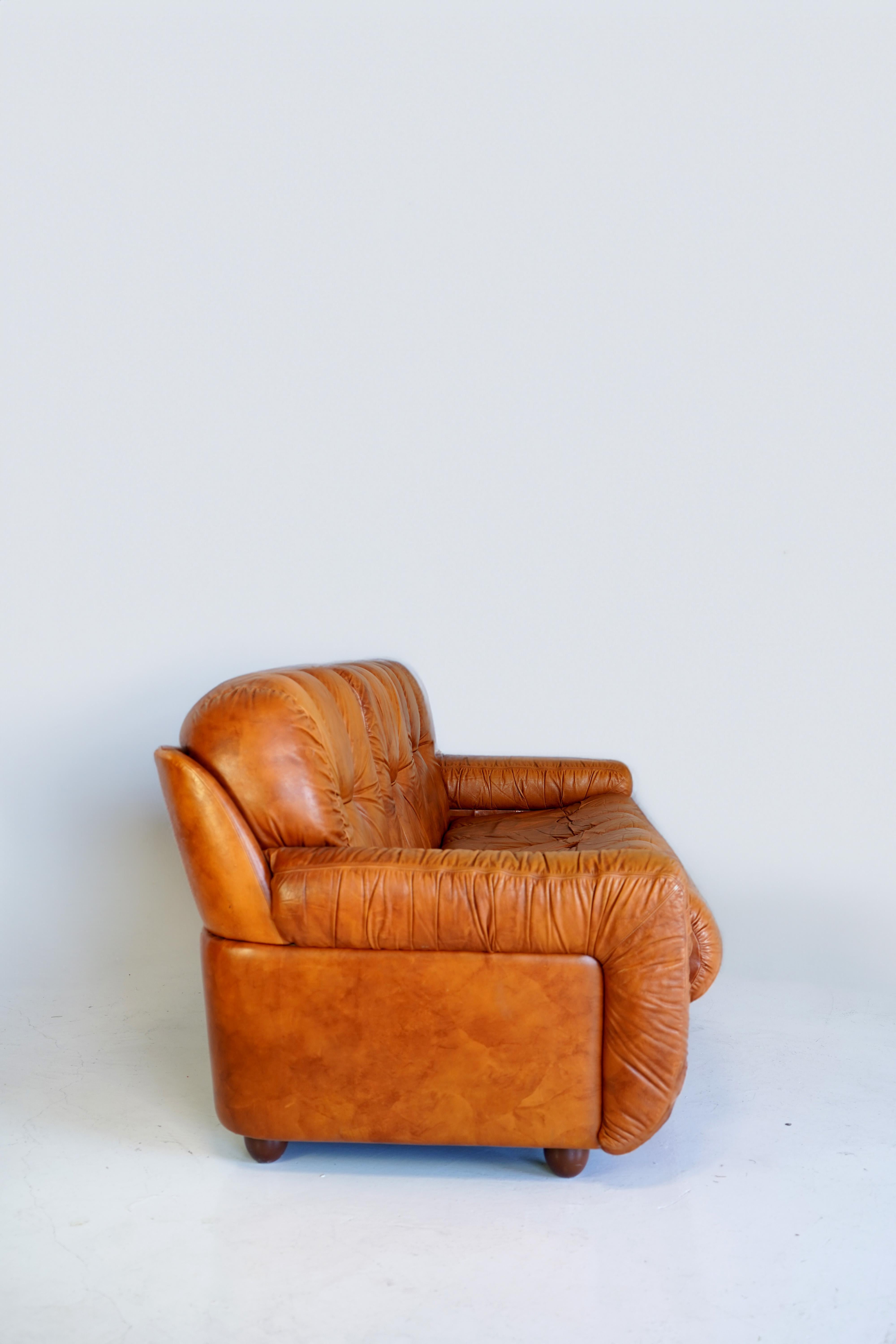 Italienisches Leder-Sofa mit 3 Sitzen, 1970er Jahre im Zustand „Gut“ im Angebot in Las Vegas, NV
