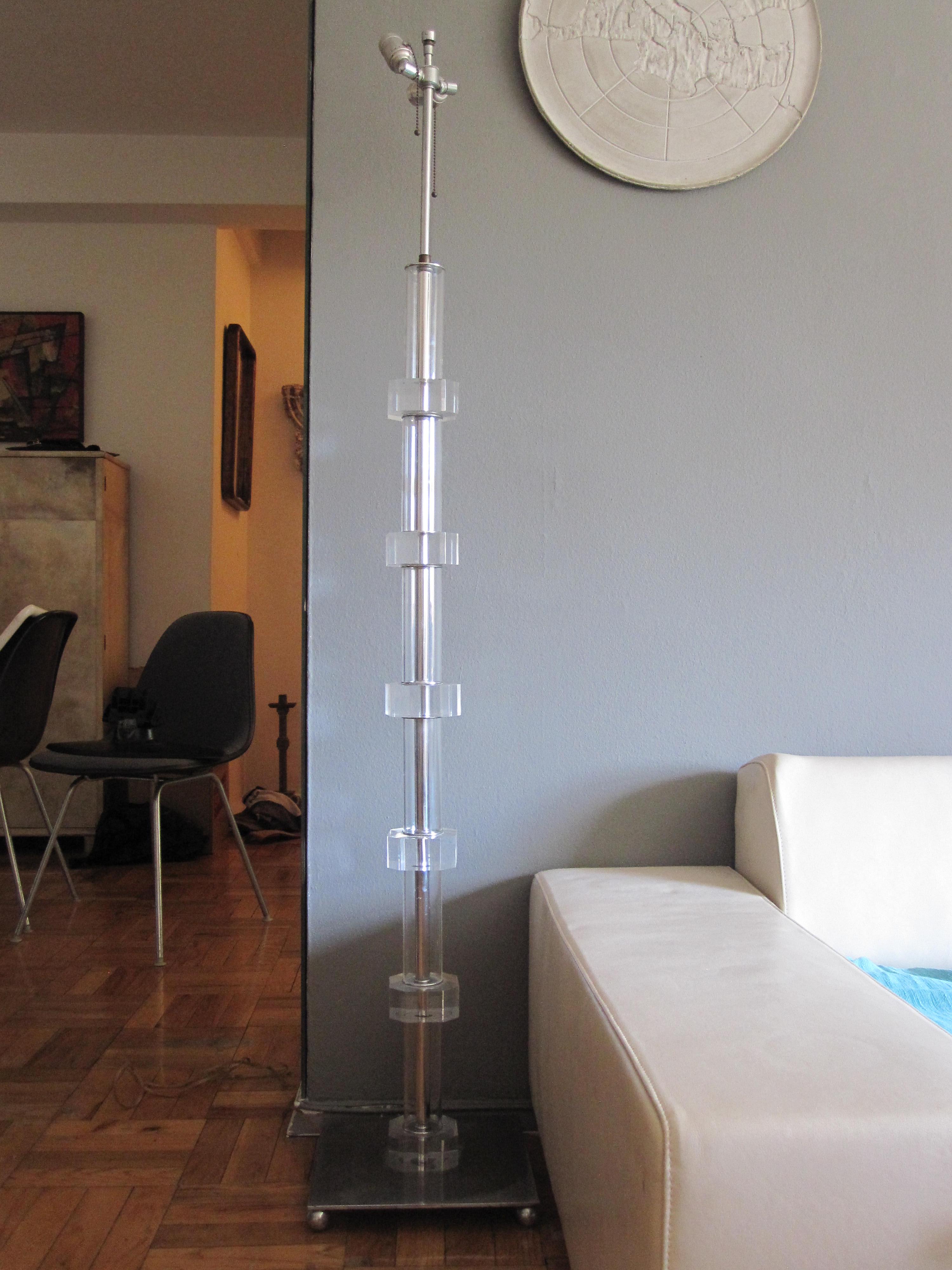 Vintage 1970s Italian Lucite Floor Lamp In Excellent Condition For Sale In New York, NY