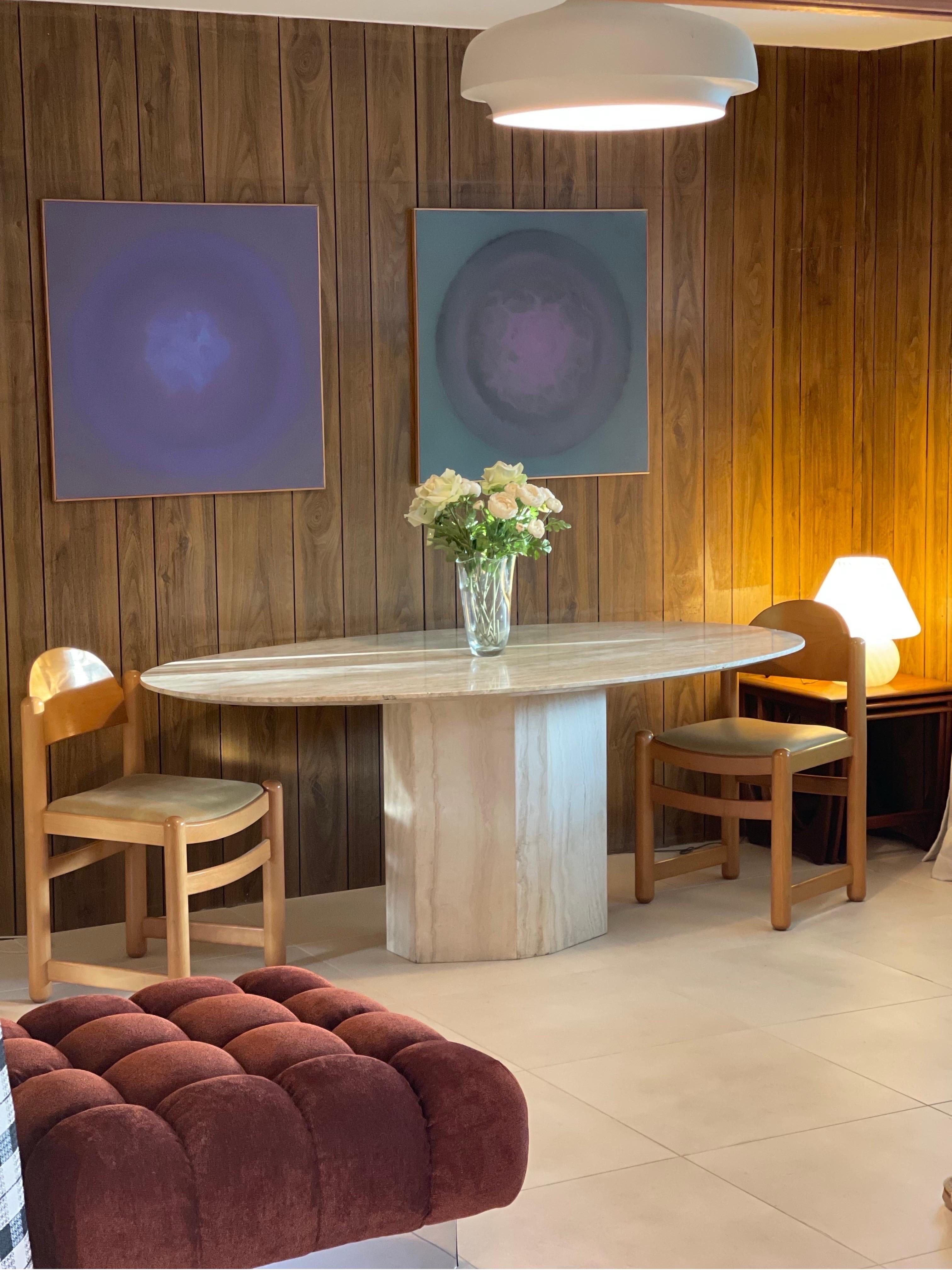 Cette table de salle à manger en travertin des années 1970 est d'un design intemporel qui s'harmonise avec tous les décors, en particulier avec les sols en bois contrastés. Récemment rénové et poli, il est prêt à vivre encore 40 ans. 