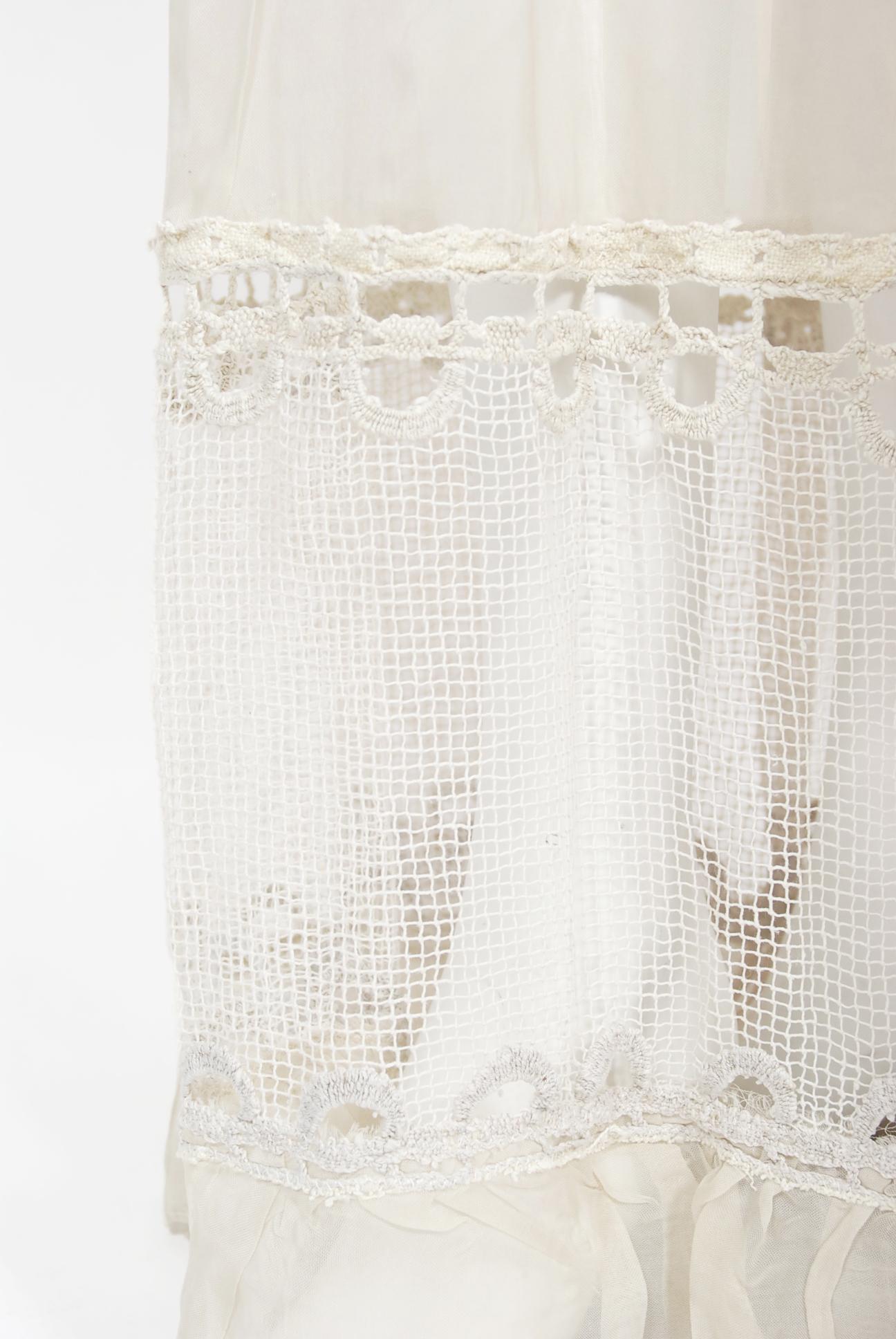 Vintage 1970er Elfenbein gemischte Spitze durchsichtige Baumwolle böhmische Flatter-Ärmel Brautkleid im Angebot 6