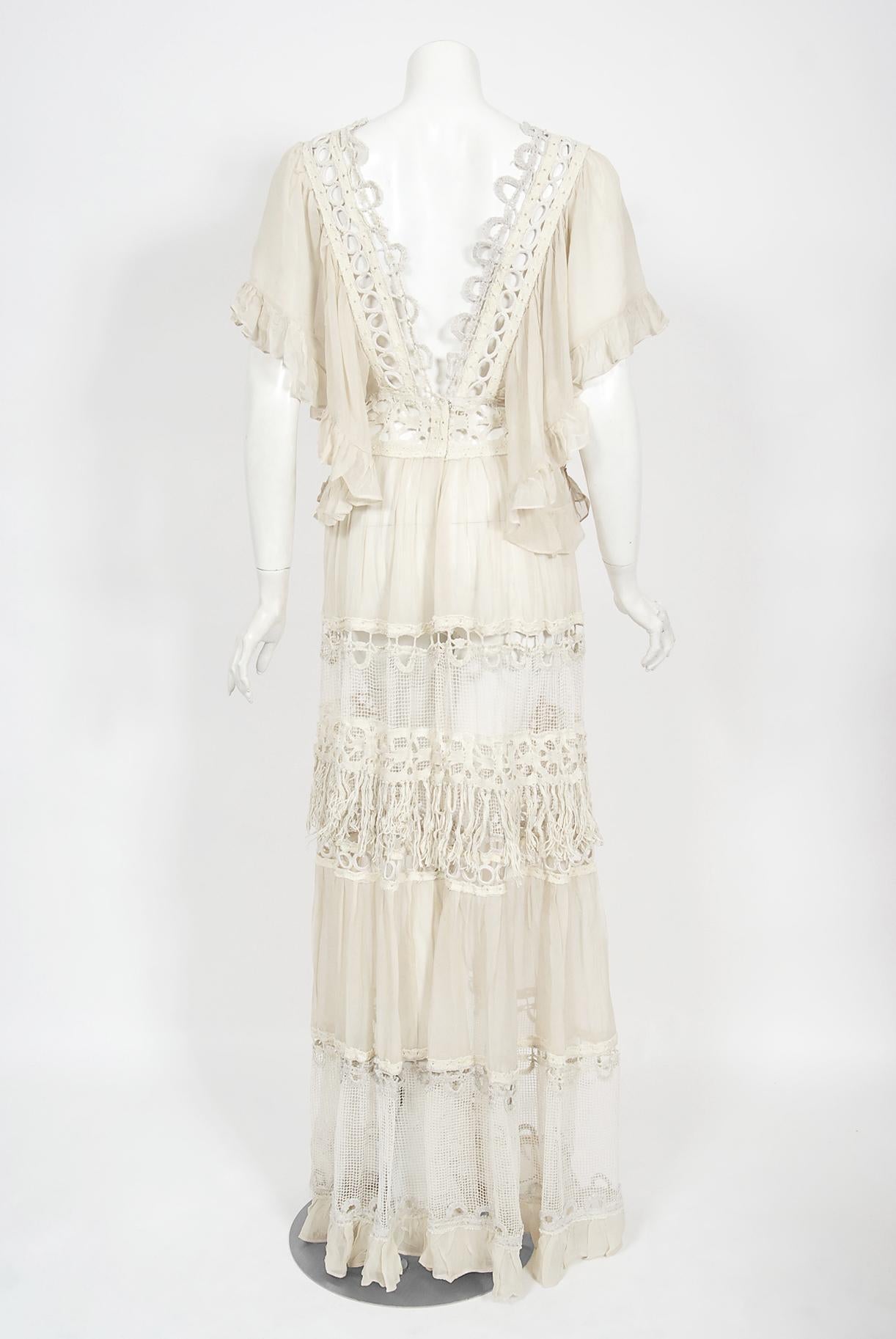 Vintage 1970er Elfenbein gemischte Spitze durchsichtige Baumwolle böhmische Flatter-Ärmel Brautkleid im Angebot 9