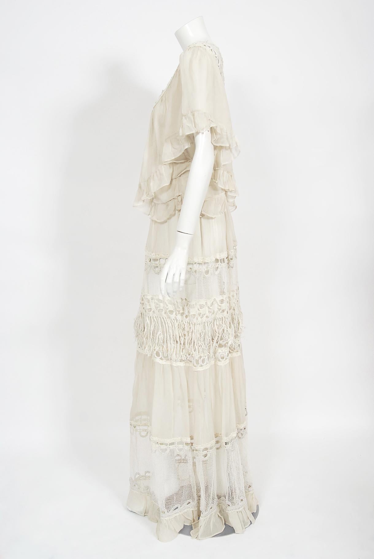 Vintage 1970er Elfenbein gemischte Spitze durchsichtige Baumwolle böhmische Flatter-Ärmel Brautkleid im Angebot 3