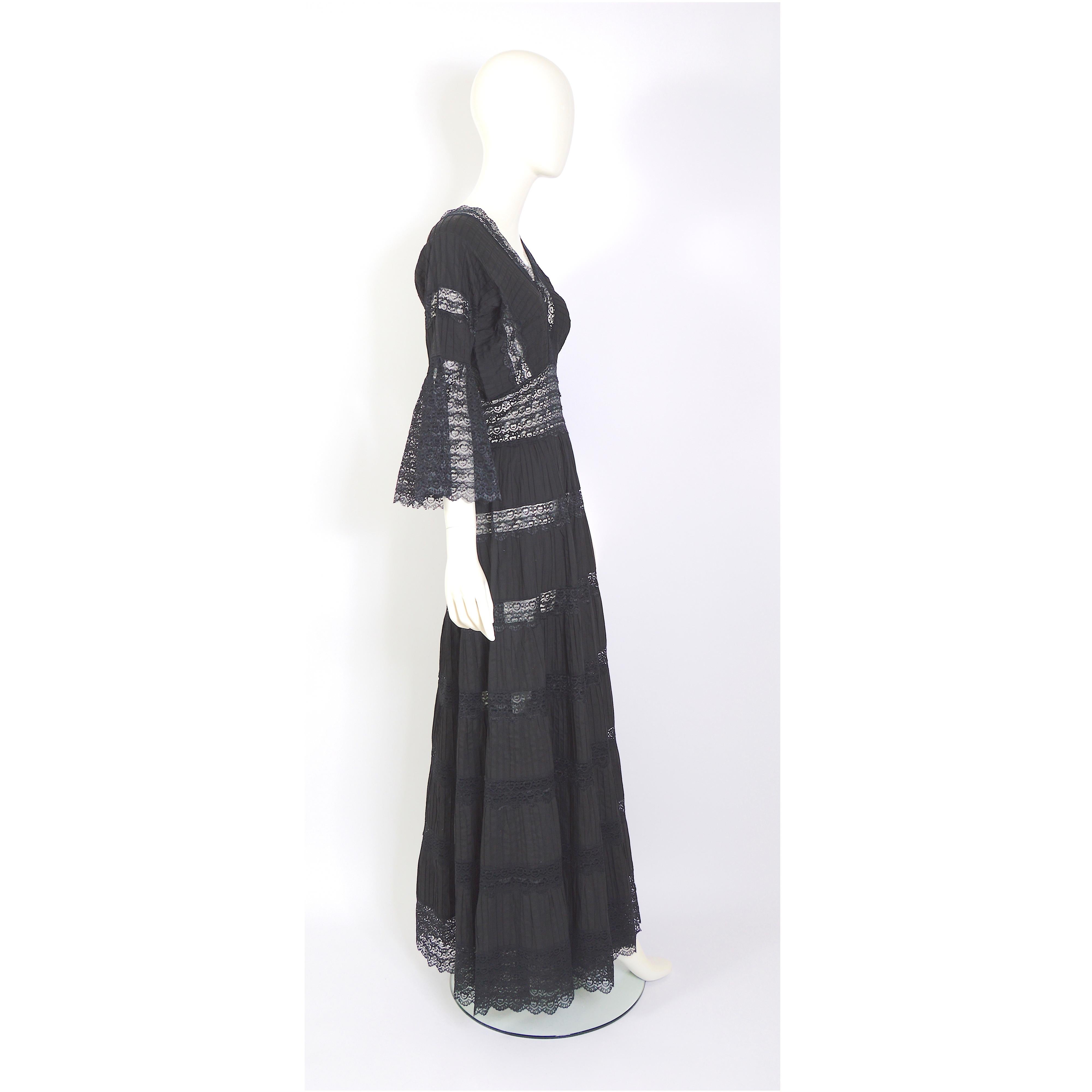 Vintage 1970s jet black cotton and lace Mexican gown In Excellent Condition In Antwerp, BE
