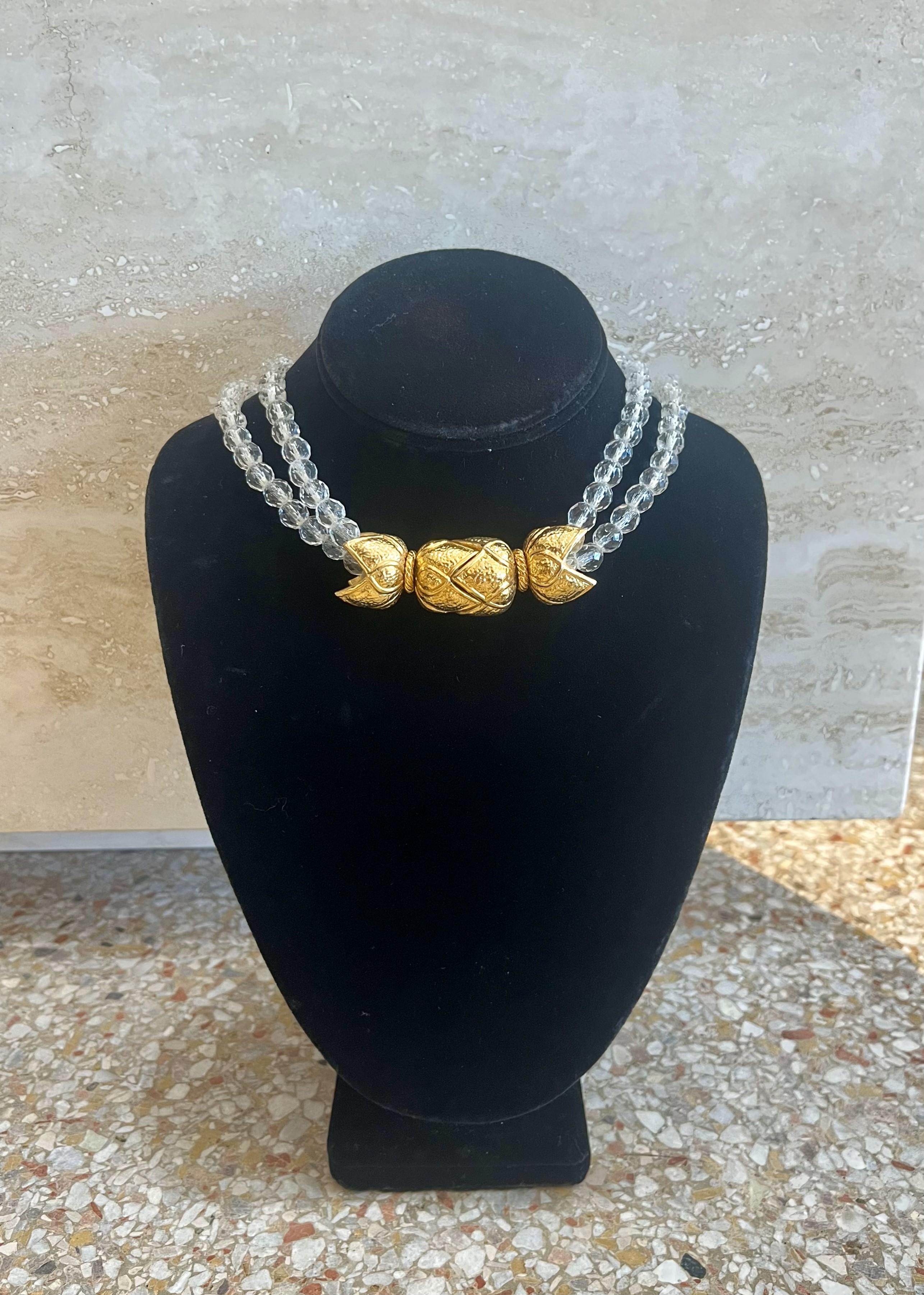 Diese Joseph Mazer Kristallhalskette aus den 1970er Jahren ist auf dem Verschluss signiert. Sie ist aus vergoldetem Metall und Kristall gefertigt. Diese Halskette erfordert eine Reparatur in der Nähe des Verschlusses nach dem Kauf. 

Eine Joseph