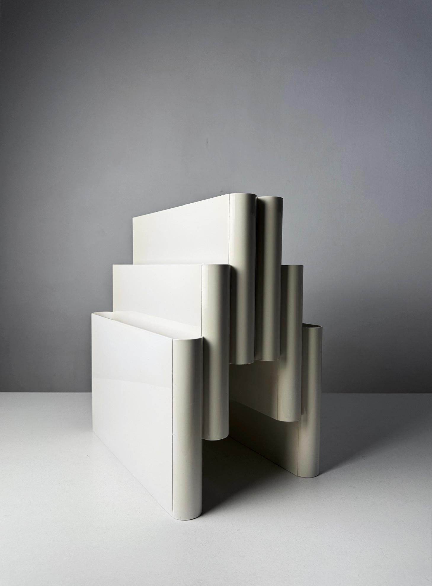 Discover a true piece of design history with this vintage Kartell magazine rack, designed by the legendary Giotto Stoppino in the 1970s. Known for his innovative use of modern materials and minimalist aesthetics, Stoppino’s design for Kartell