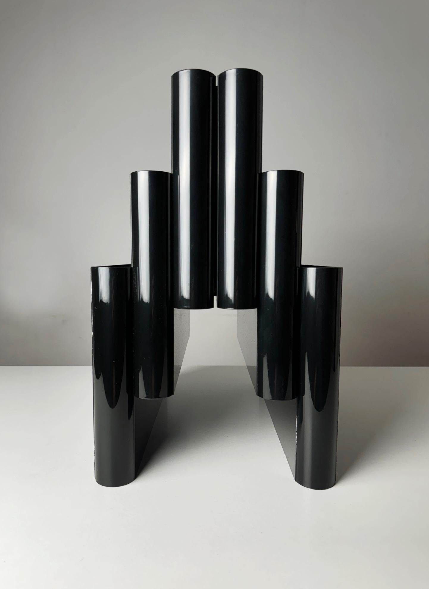 Vintage 1970s Kartell Magazine Rack by Giotto Stoppino – Iconic Italian Design In Good Condition In BARCELONA, ES
