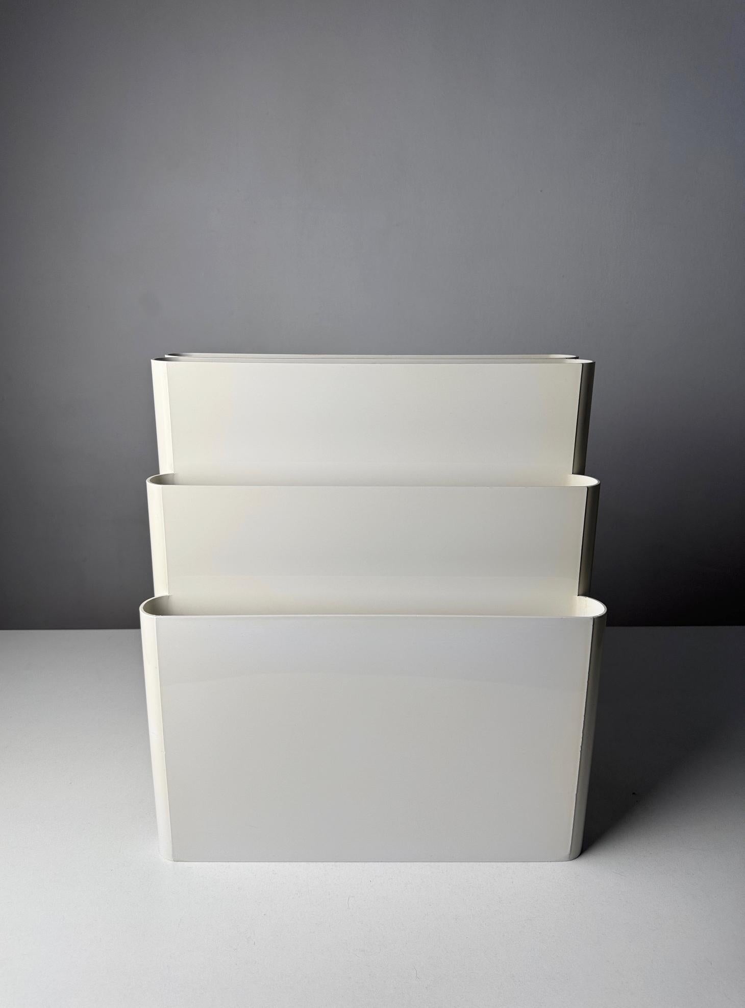 Vintage 1970s Kartell Magazine Rack by Giotto Stoppino – Iconic Italian Design In Good Condition For Sale In BARCELONA, ES