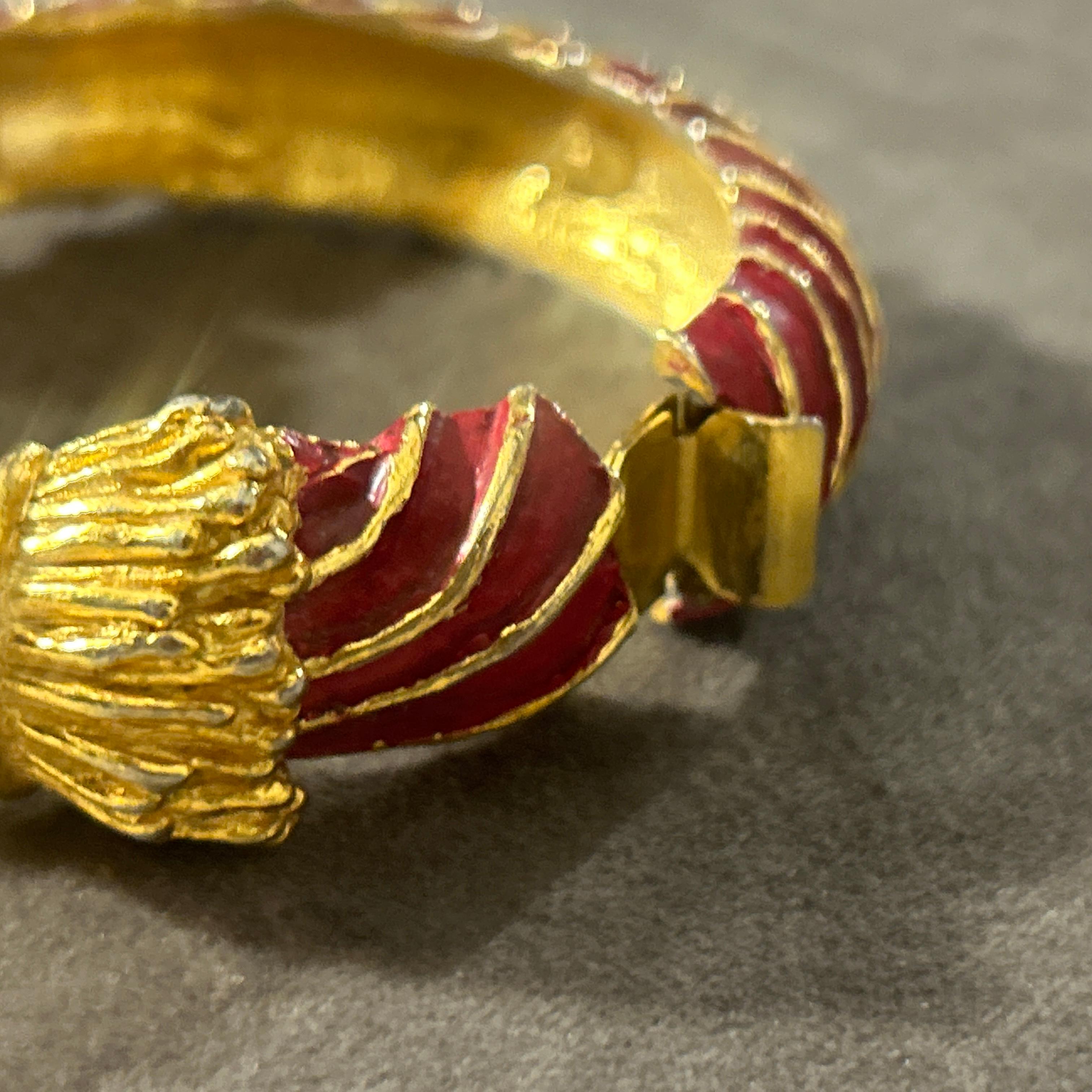 Bracciale d'oro e smalto rosso Kenneth Jay Lane, vintage anni '70 In condizioni buone in vendita a Aci Castello, IT