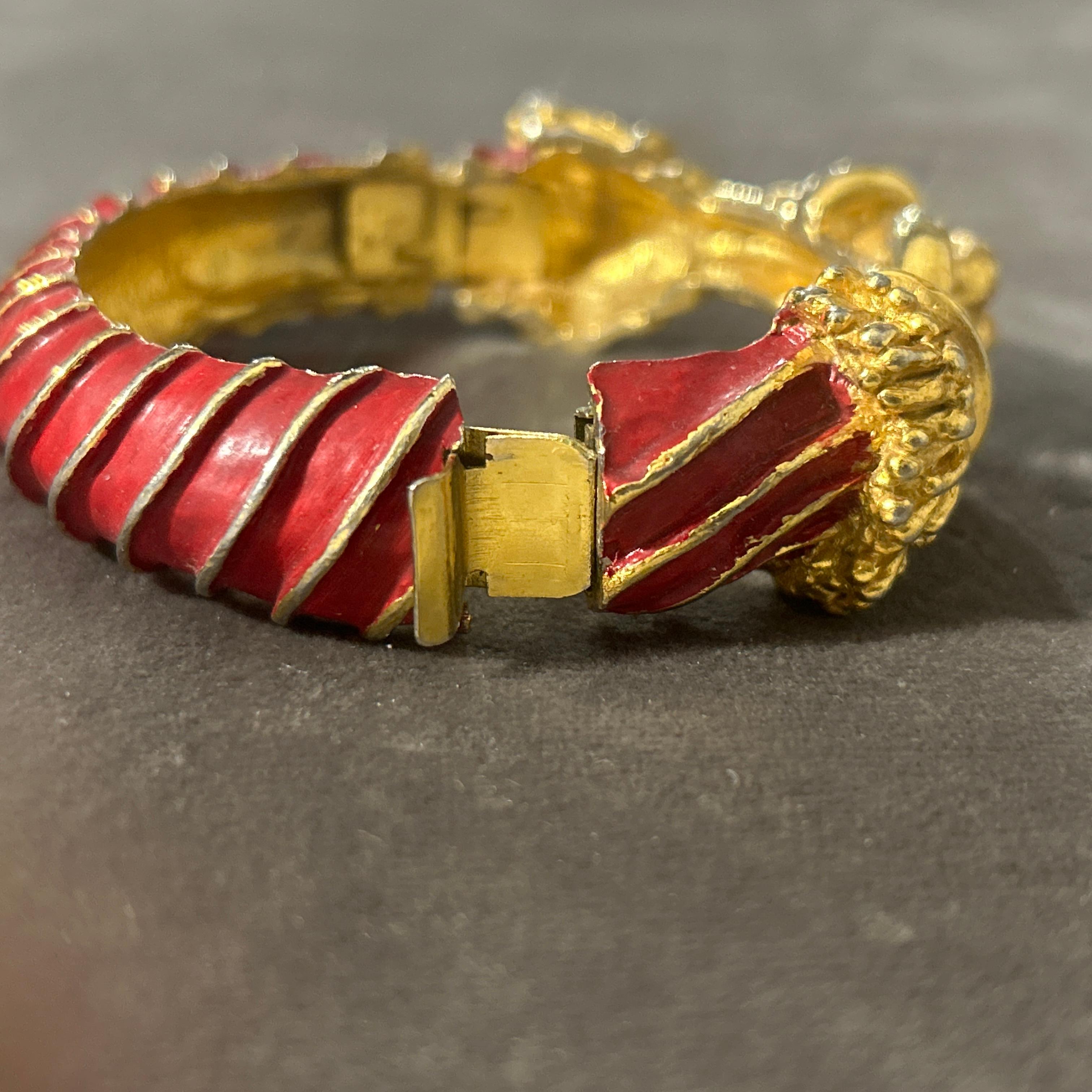 Bracciale d'oro e smalto rosso Kenneth Jay Lane, vintage anni '70 in vendita 2