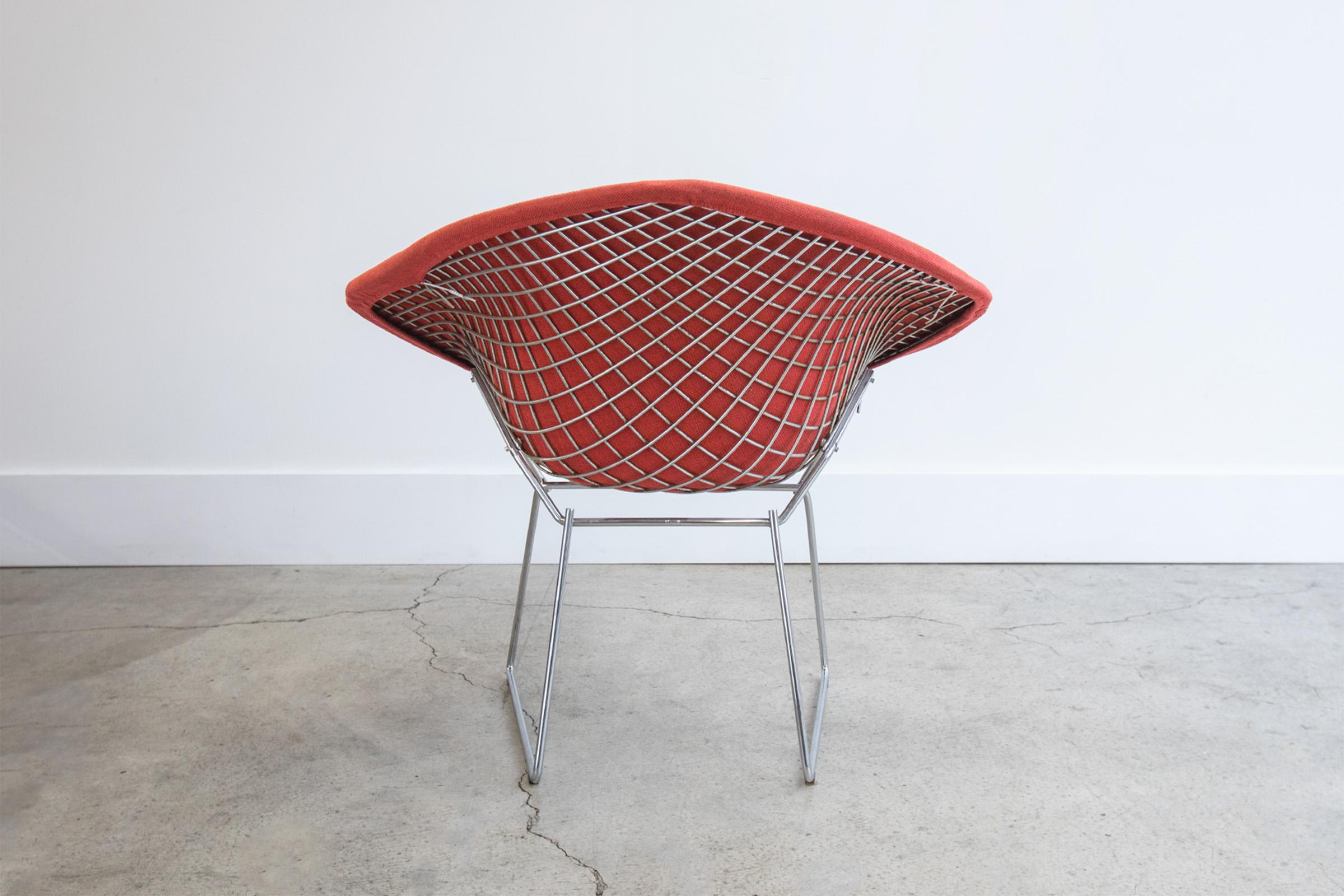 Vintage all original 1970s Knoll Bertoia Diamond lounge chair by Harry Bertoia. Features chrome roads precisely interwoven and welded to create airy sculpture seats. Despite their delicate filigreed appearance, the chairs are supremely strong. Comes