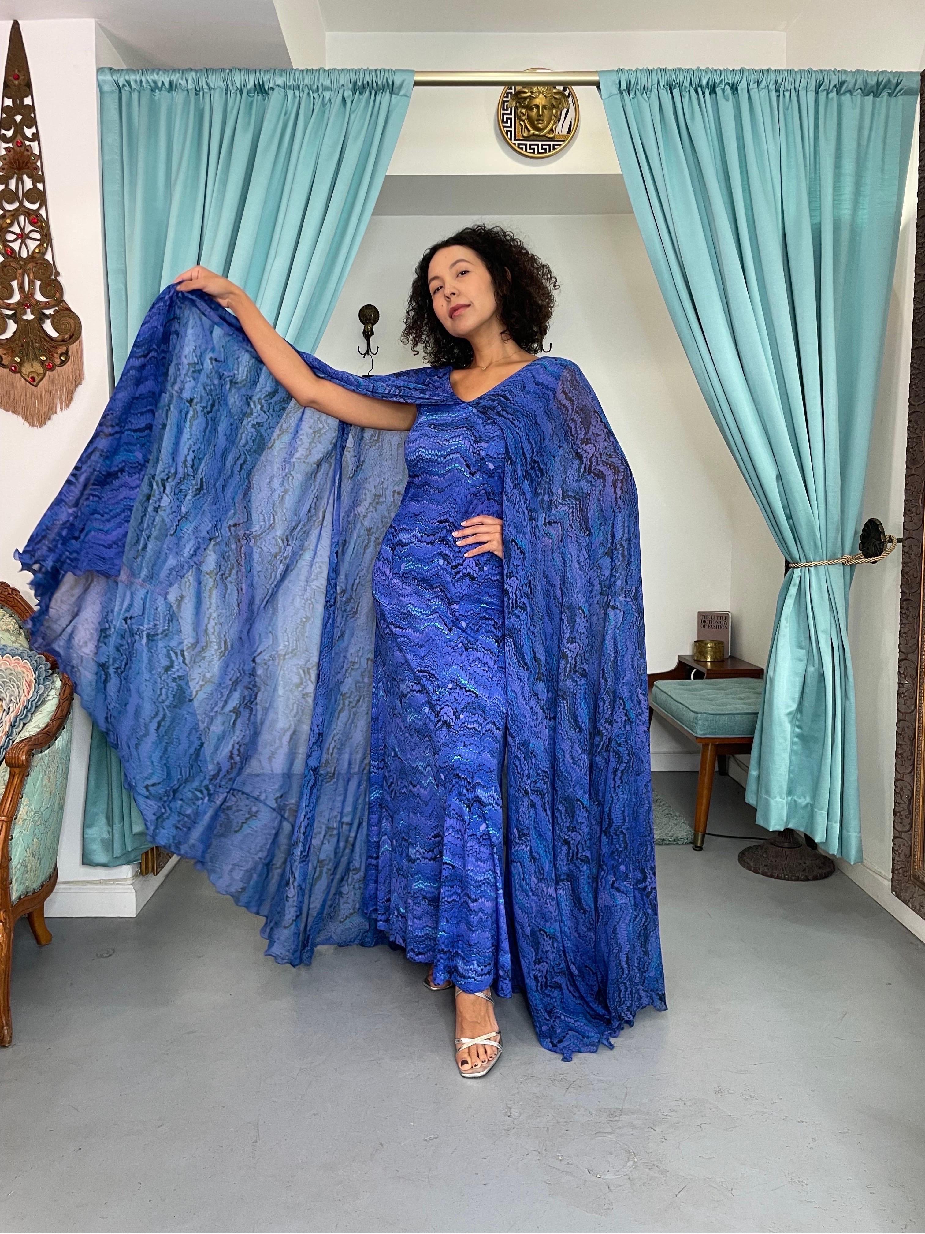 Bleu La Mendola, robe caftan vintage à imprimé papillon bleu violet, années 1970  en vente