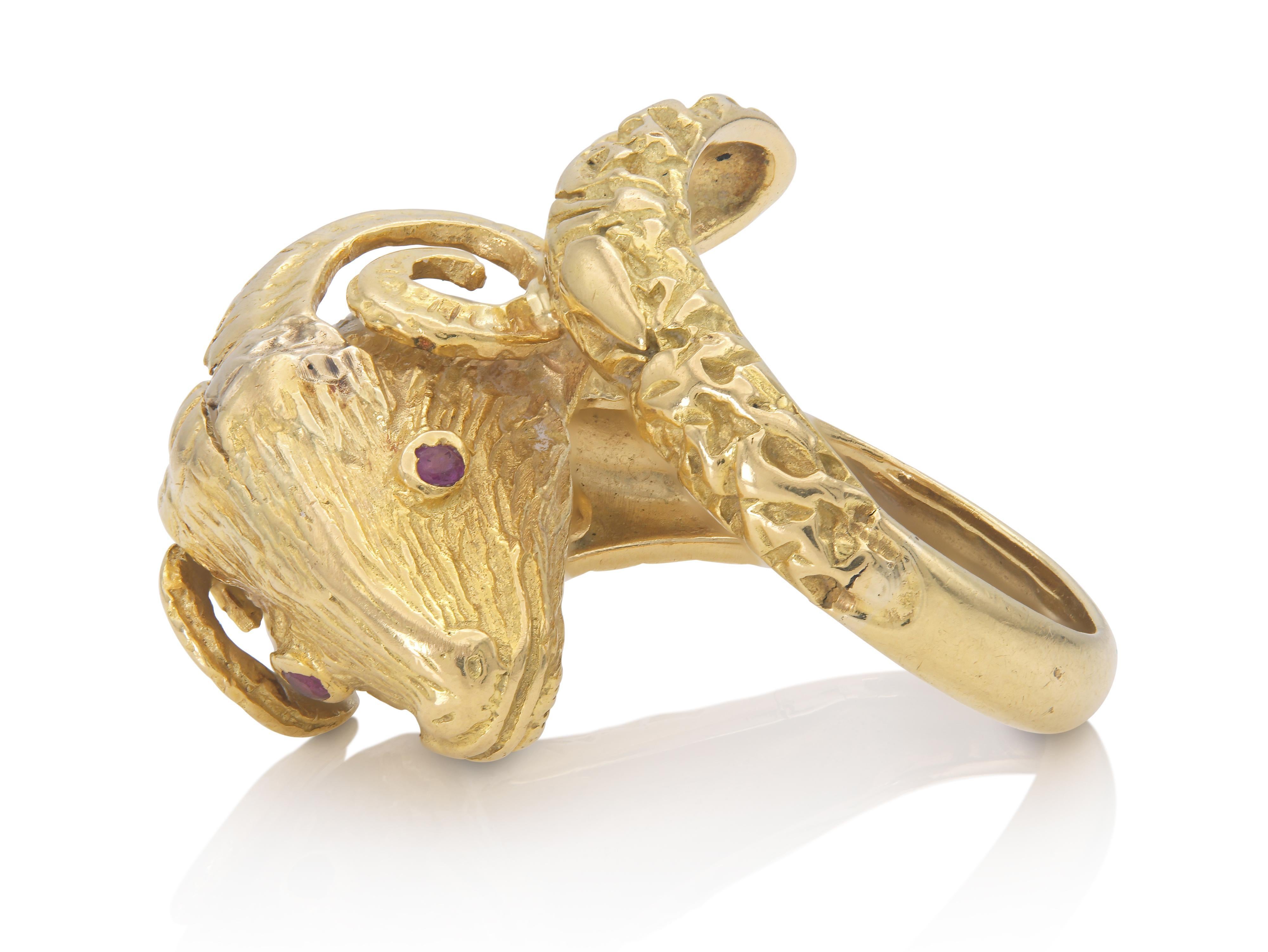 Finemente realizzato in oro giallo 18 carati con un diamante taglio rosa e due piccoli rubini come occhi.
Firmato da Ilias Lalaounis
Circa anni '70
Taglia 7 1/2, ridimensionabile