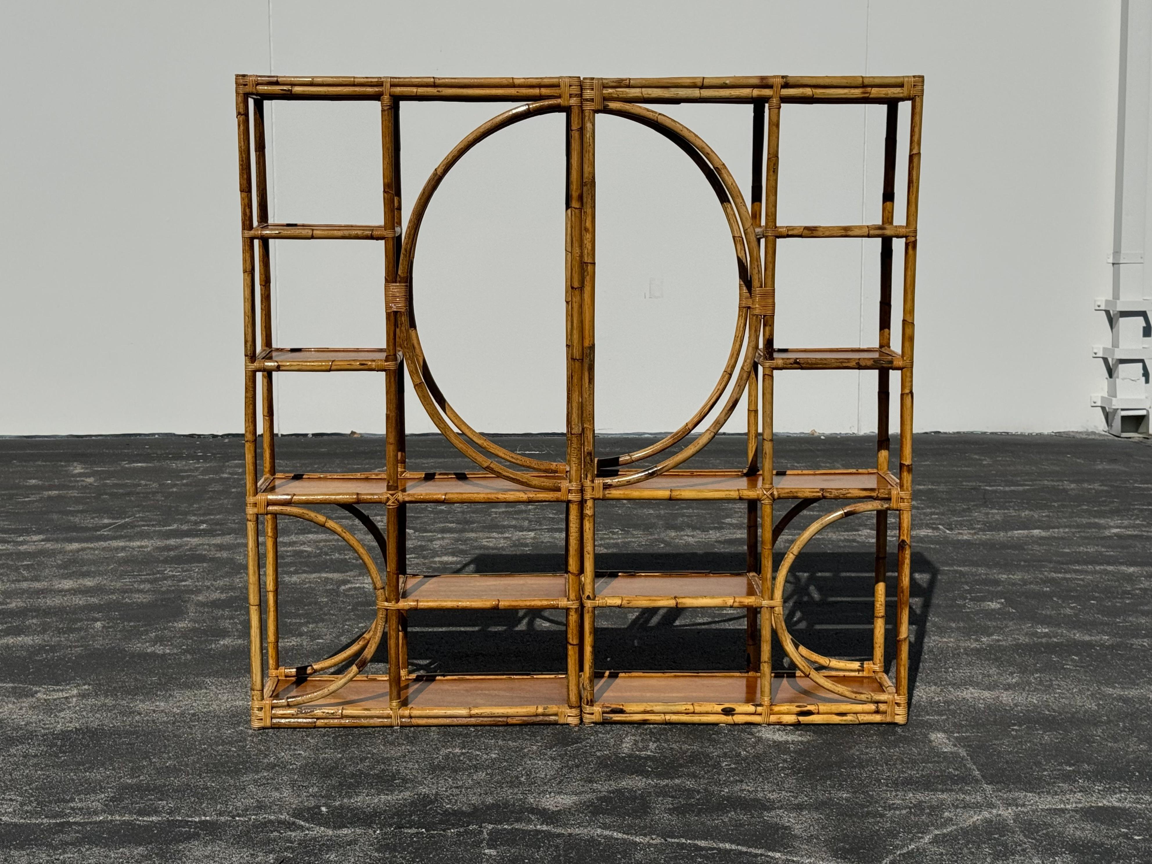 Wunderschöne 1970er BOHO CHIC große zweiteilige Bambus-Etagere mit Holzregalen. In sehr schönem Originalzustand, vielleicht ein paar Flecken von Wandfarbe, werde versuchen, vor dem Versand zu entfernen. 

Jede Einheit ist 82