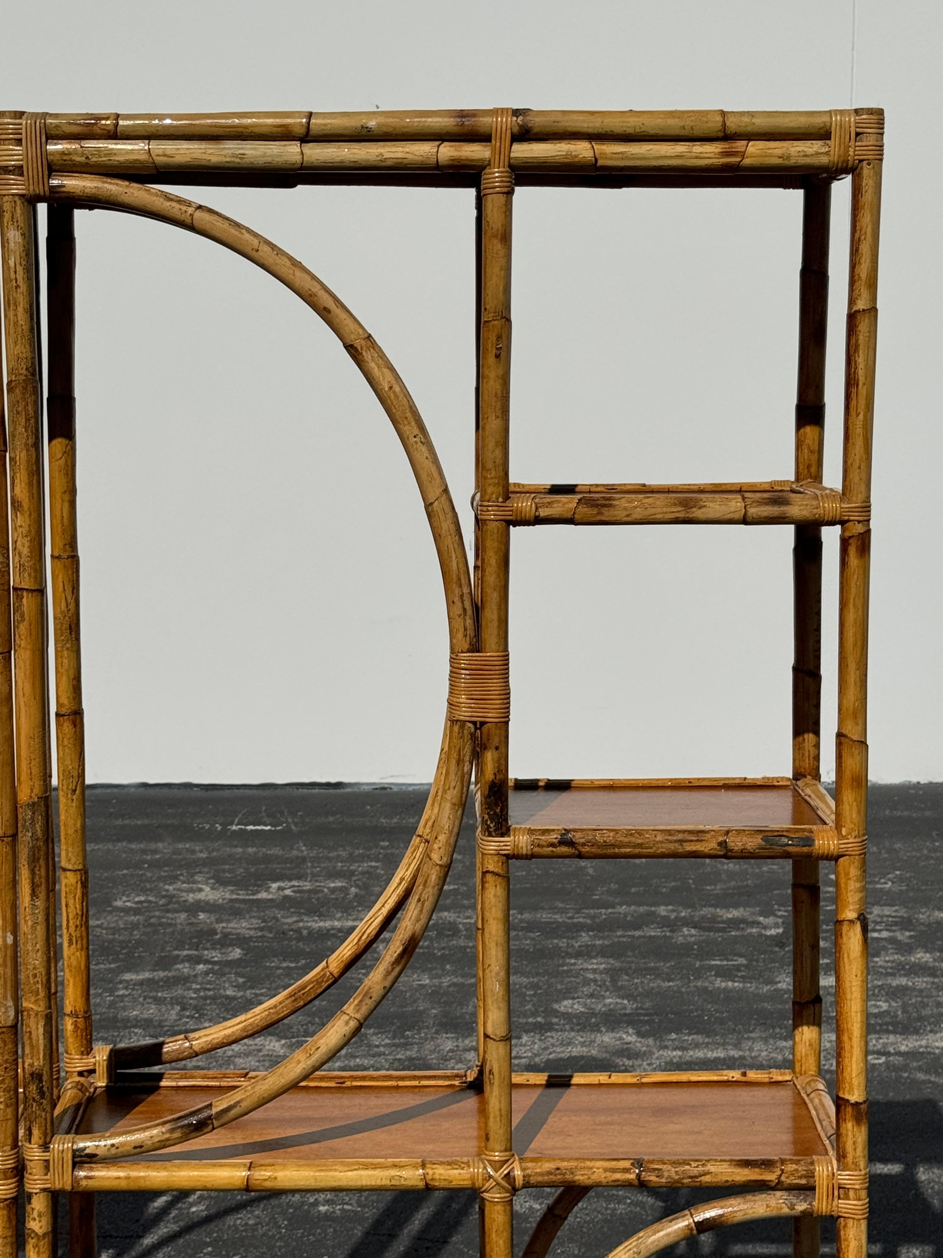 Vintage 1970s Large 2 Piece Hollywood Regency Bamboo Étagère with Wood Shelves (Ende des 20. Jahrhunderts) im Angebot