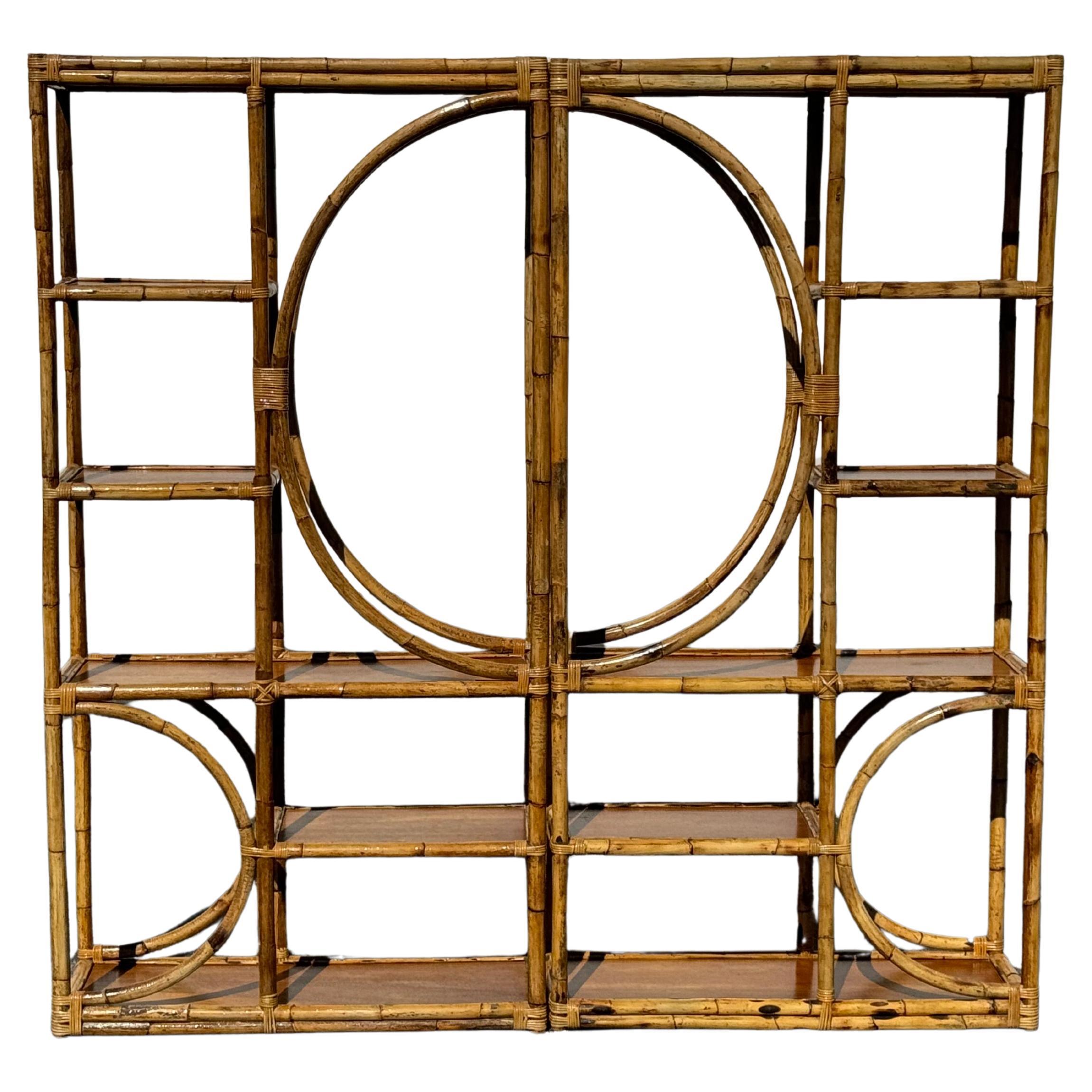 Étagère de bambú con estantes de madera Vintage 1970s Large Hollywood Regency de 2 piezas