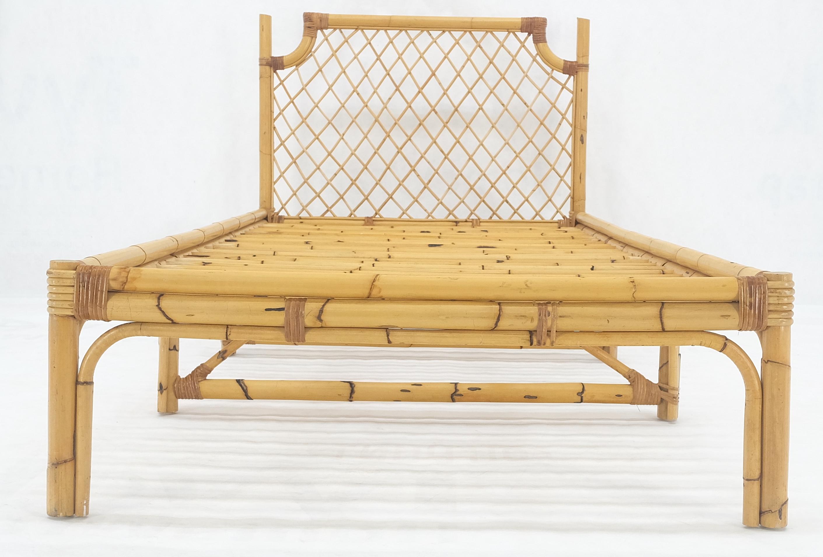 Vintage 1970s Large Bamboo Chaise Lounge Daybed Frame MINT! (Lackiert) im Angebot