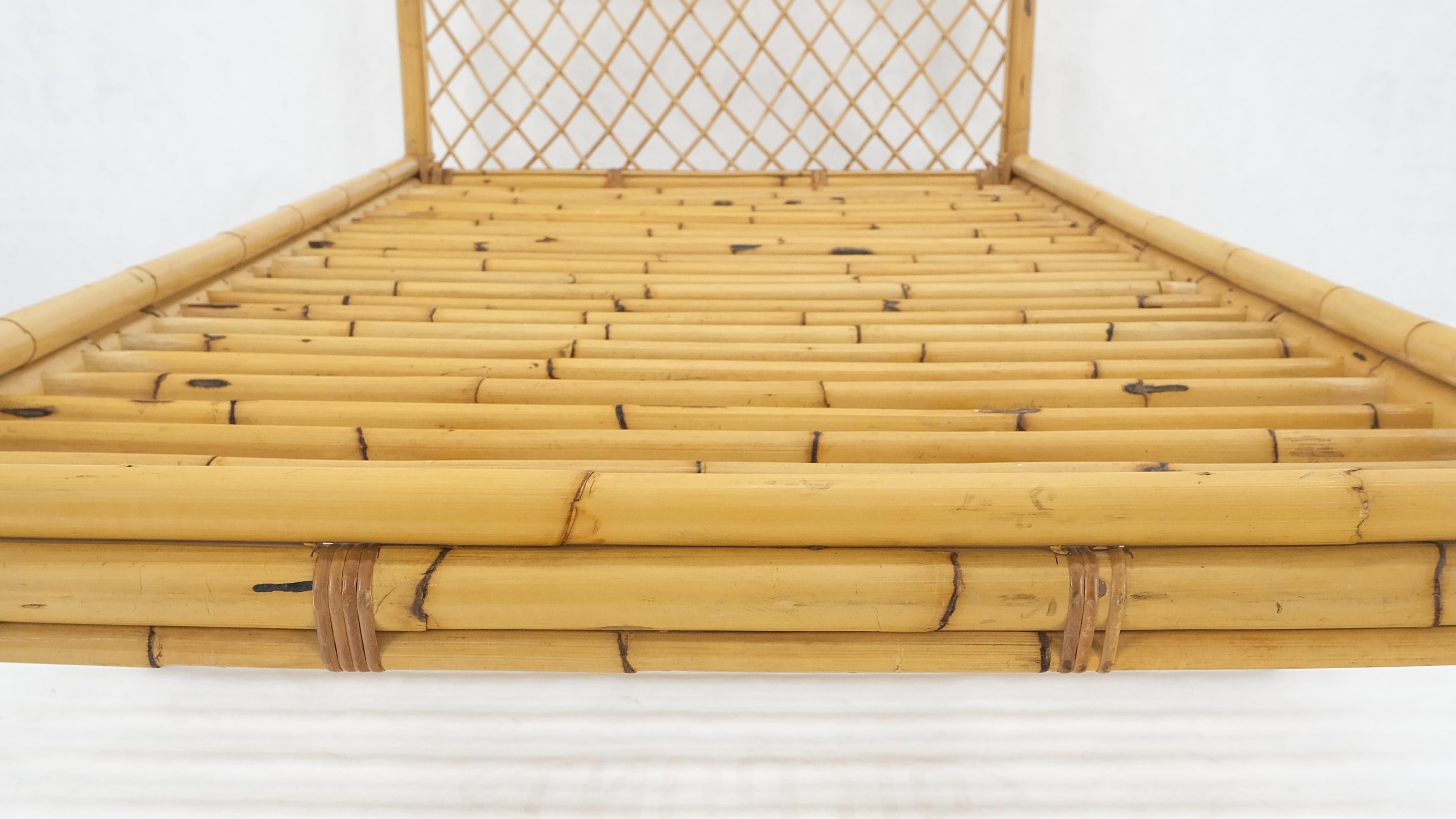 Vintage 1970s Large Bamboo Chaise Lounge Daybed Frame MINT! In Good Condition For Sale In Rockaway, NJ