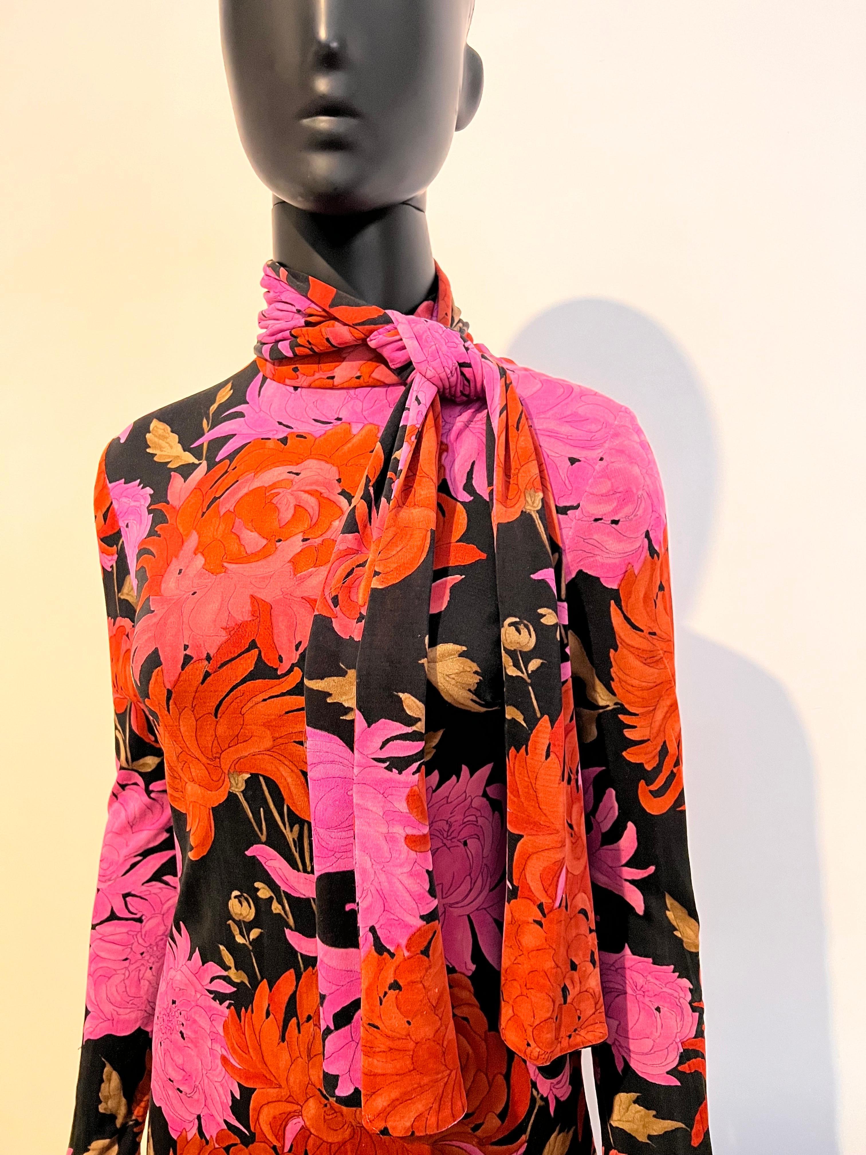 Collectors item by Leonard Paris from the 1970’s in eye catching, brightly coloured floral print

In silk jersey fabric 

Very short cut mini dress or long tunic depending on how you like to wear it. With high collar and matching striking classic