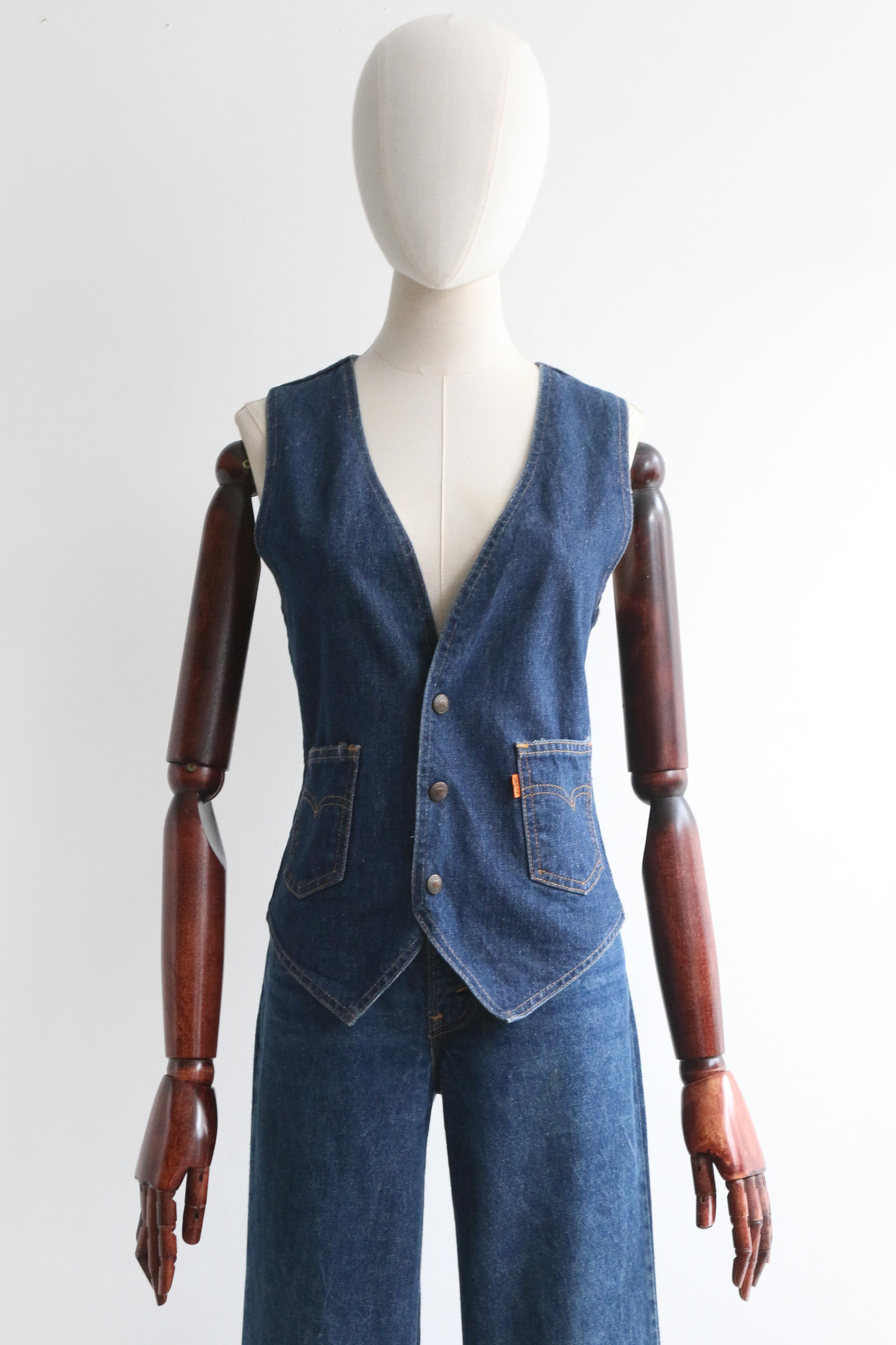 This truly iconic original 1970's set by Levi's is an outfit to behold. With their original orange tabs,  which enable us to date these and set them apart from classic Levi's cuts, as the orange tabs were known to be more experimental designs.

 The