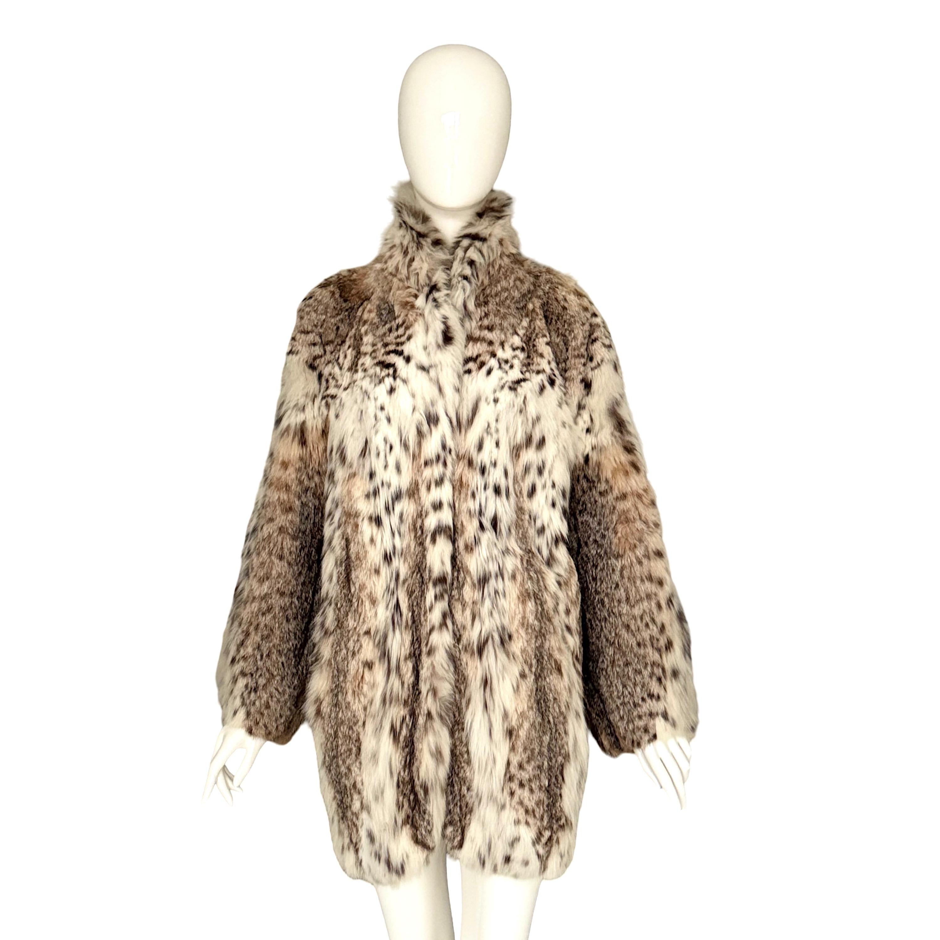 Cappotto di pelliccia di lince vintage degli anni '70 
Questo splendido cappotto vintage degli anni '70 è realizzato con una lussuosa pelliccia di lince, che mostra la sua caratteristica consistenza morbida e le sue meravigliose macchie naturali.