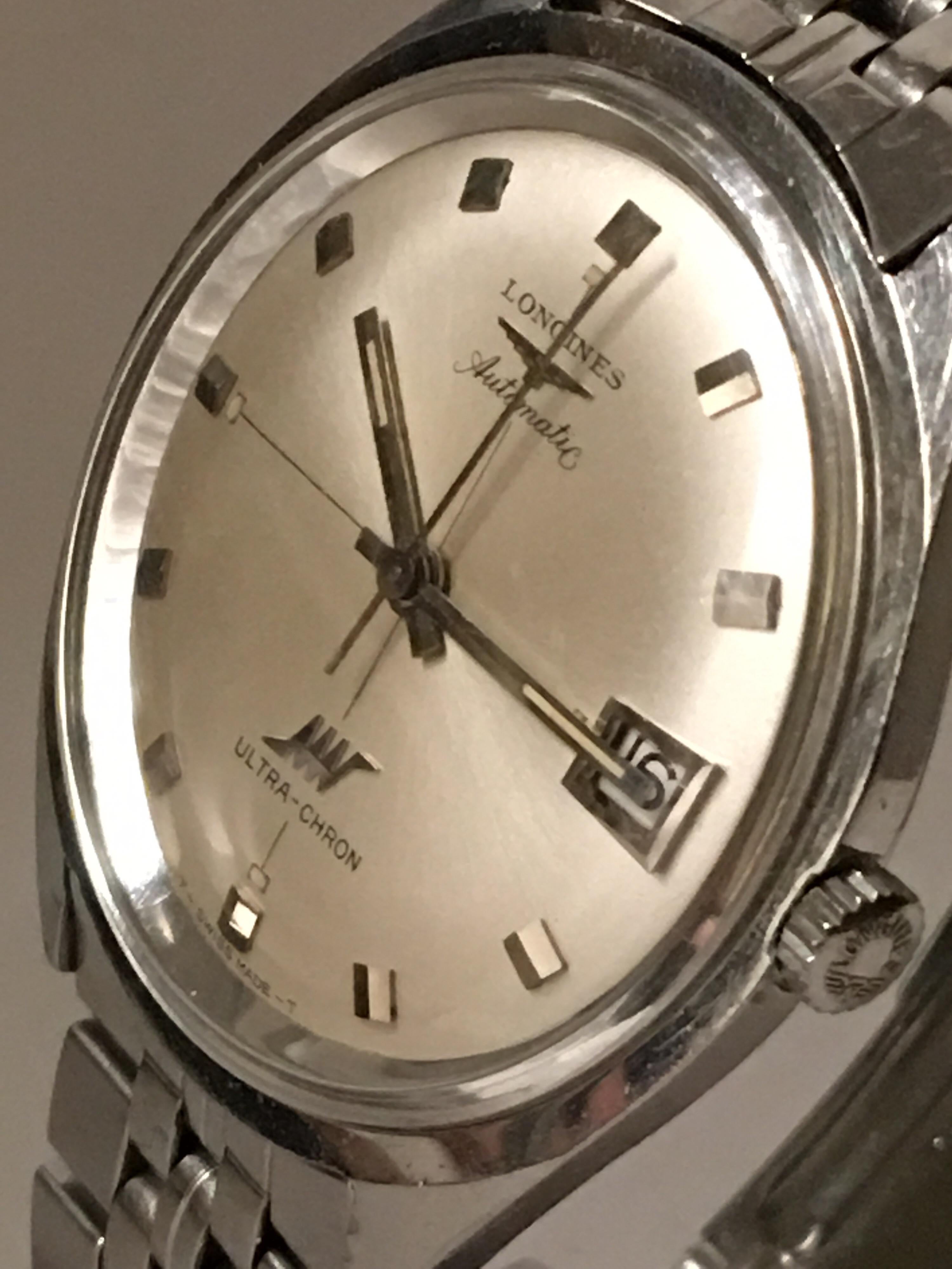 This Pre-owned vintage Automatic watch is in Good Working condition and is running well. tiny scratches on its stainless steel strap as shown 