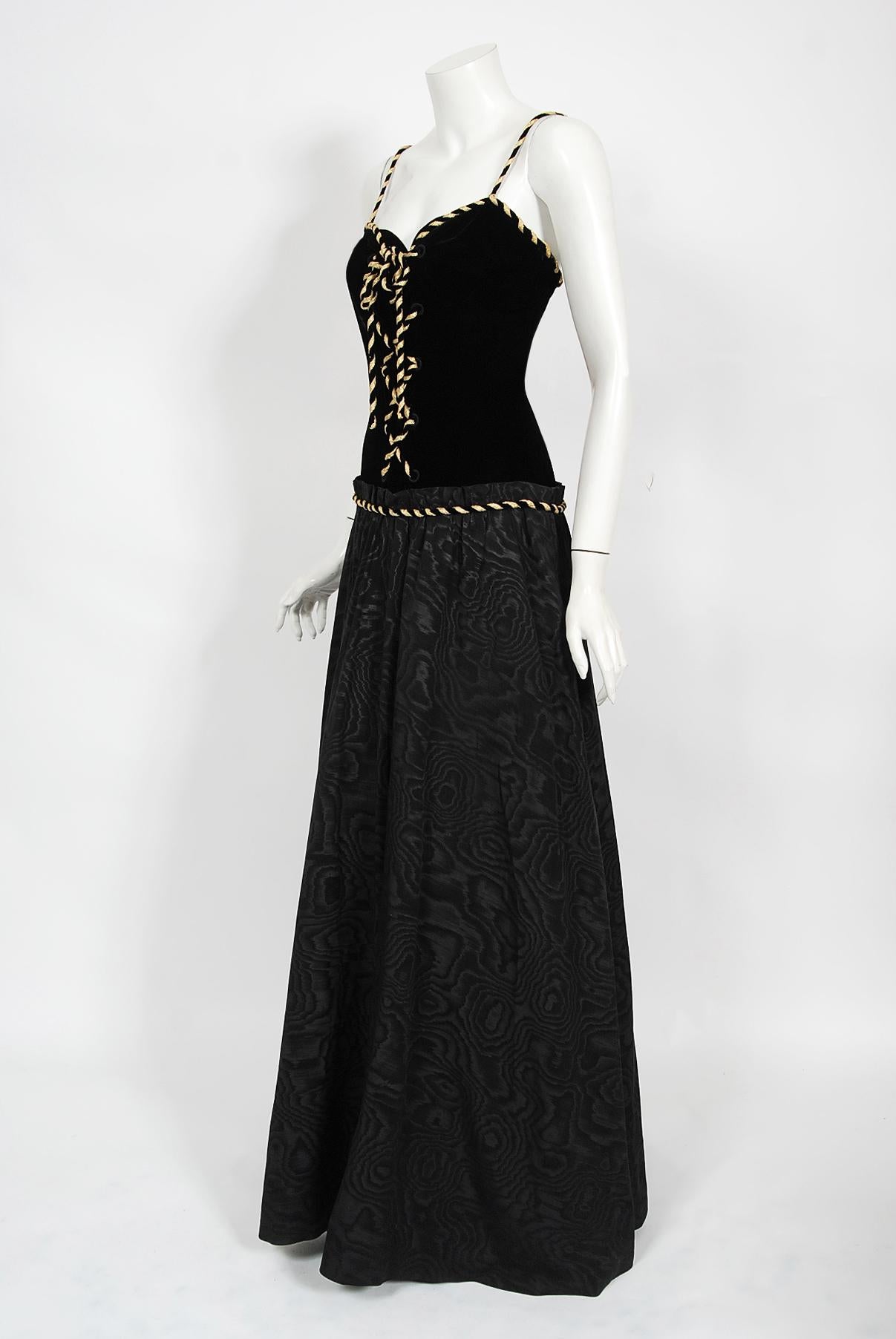 Loris Azzaro Couture Schwarz-goldenes Korsettkleid aus Seide und Samt mit Schnürung, 1970er Jahre Damen im Angebot