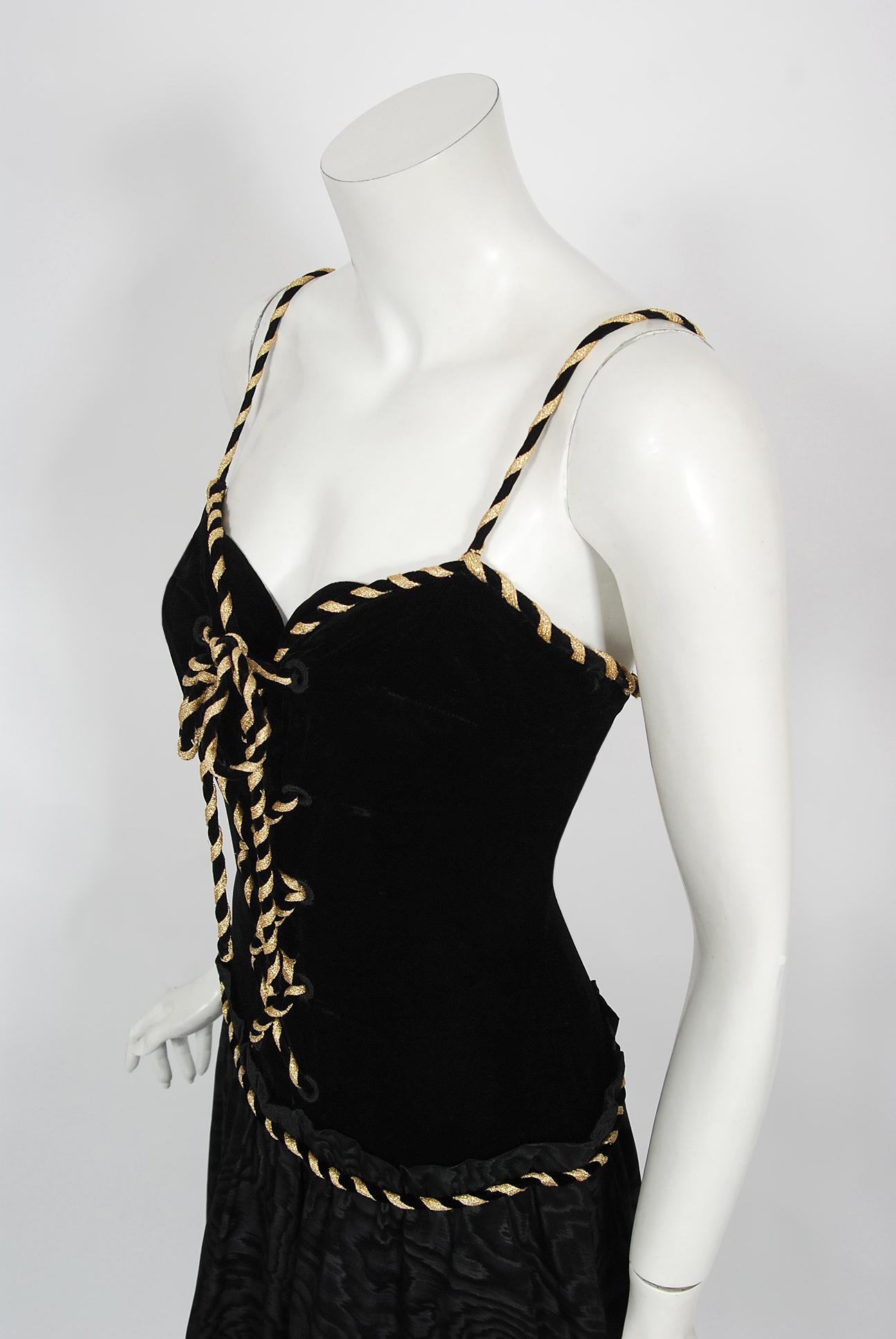 Loris Azzaro Couture Schwarz-goldenes Korsettkleid aus Seide und Samt mit Schnürung, 1970er Jahre im Angebot 1