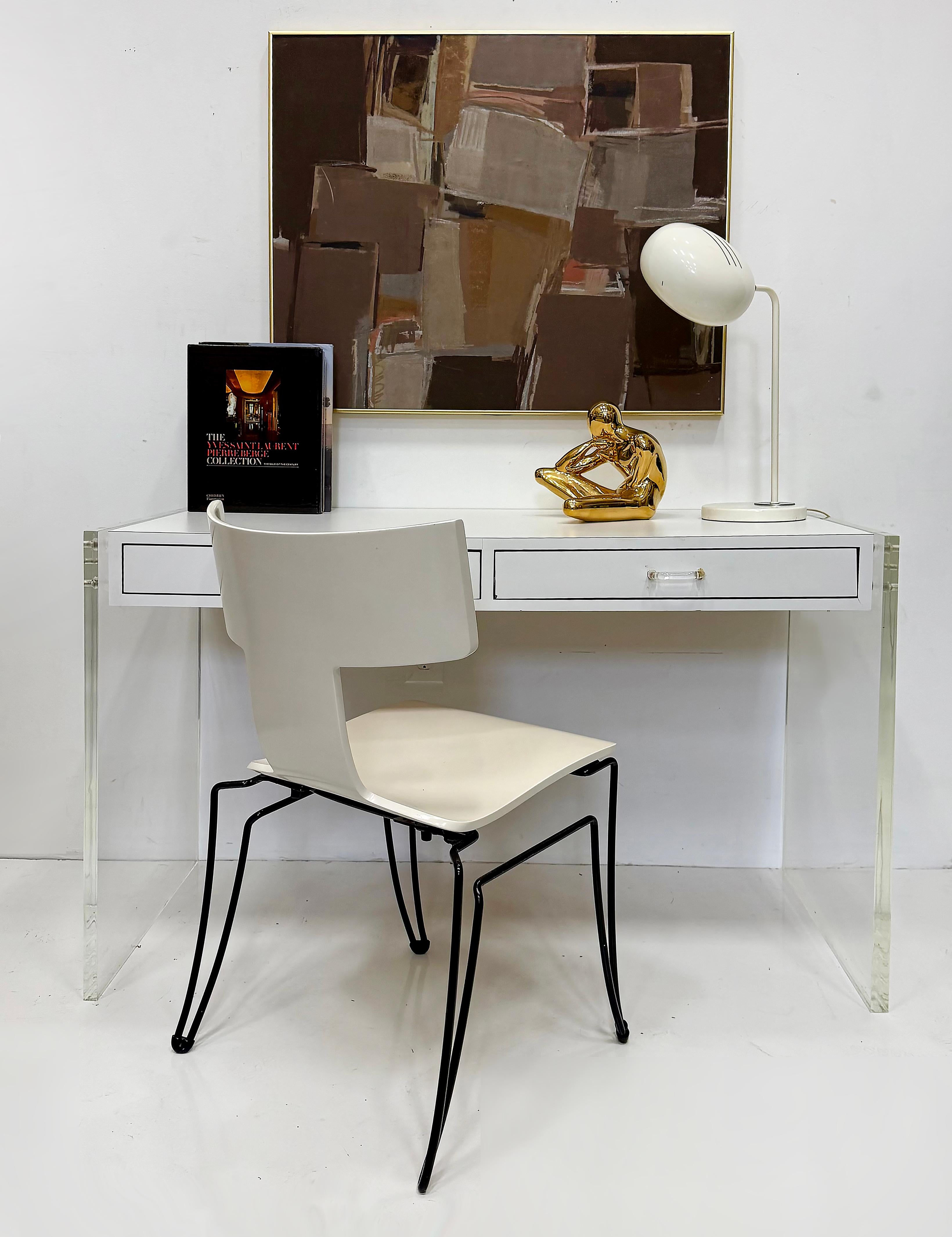 Vintage 1970s Lucite und Laminat 2-Schubladen-Schreibtisch

Zum Verkauf angeboten wird ein Vintage-Schreibtisch aus den 1970er Jahren mit dicken Lucile Seiten, die den Körper des Schreibtisches zu unterstützen.  Die weiße Laminatoberfläche verfügt