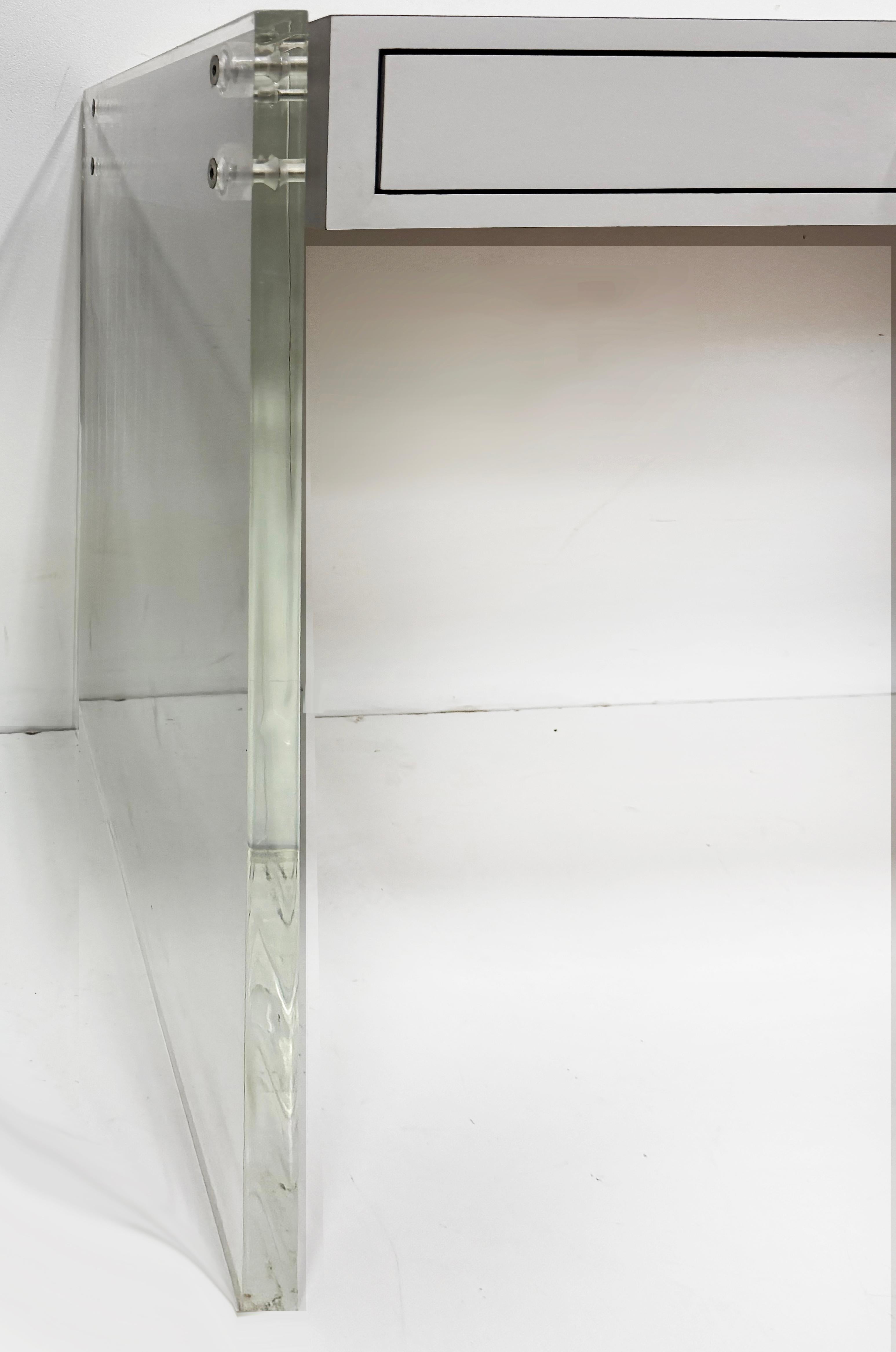 Vintage 1970s Lucite und Laminat 2-Schublade-Schreibtisch im Angebot 1