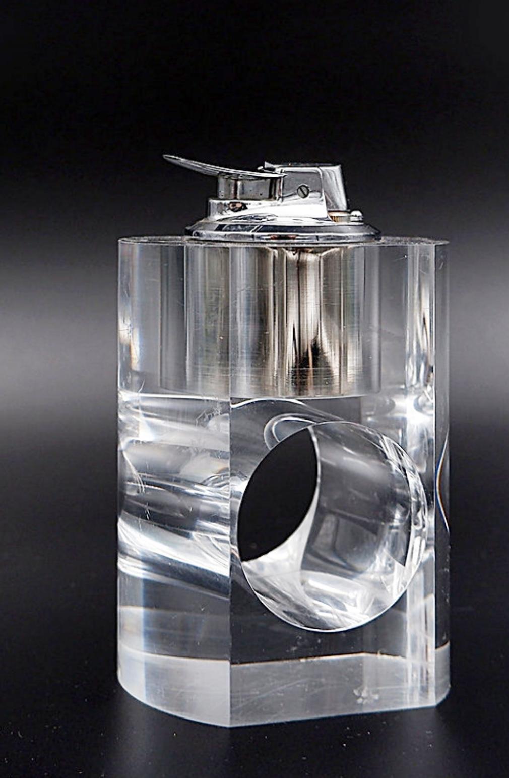 Vintage 1970s lucite Ronson Tischfeuerzeug
Space Age Design - Moderne Büroeinrichtung
Maße: 8,5cmx6,5cm H 12cm 
MATERIAL : Lucite 
Alters- und gebrauchsbedingte Abnutzungserscheinungen.