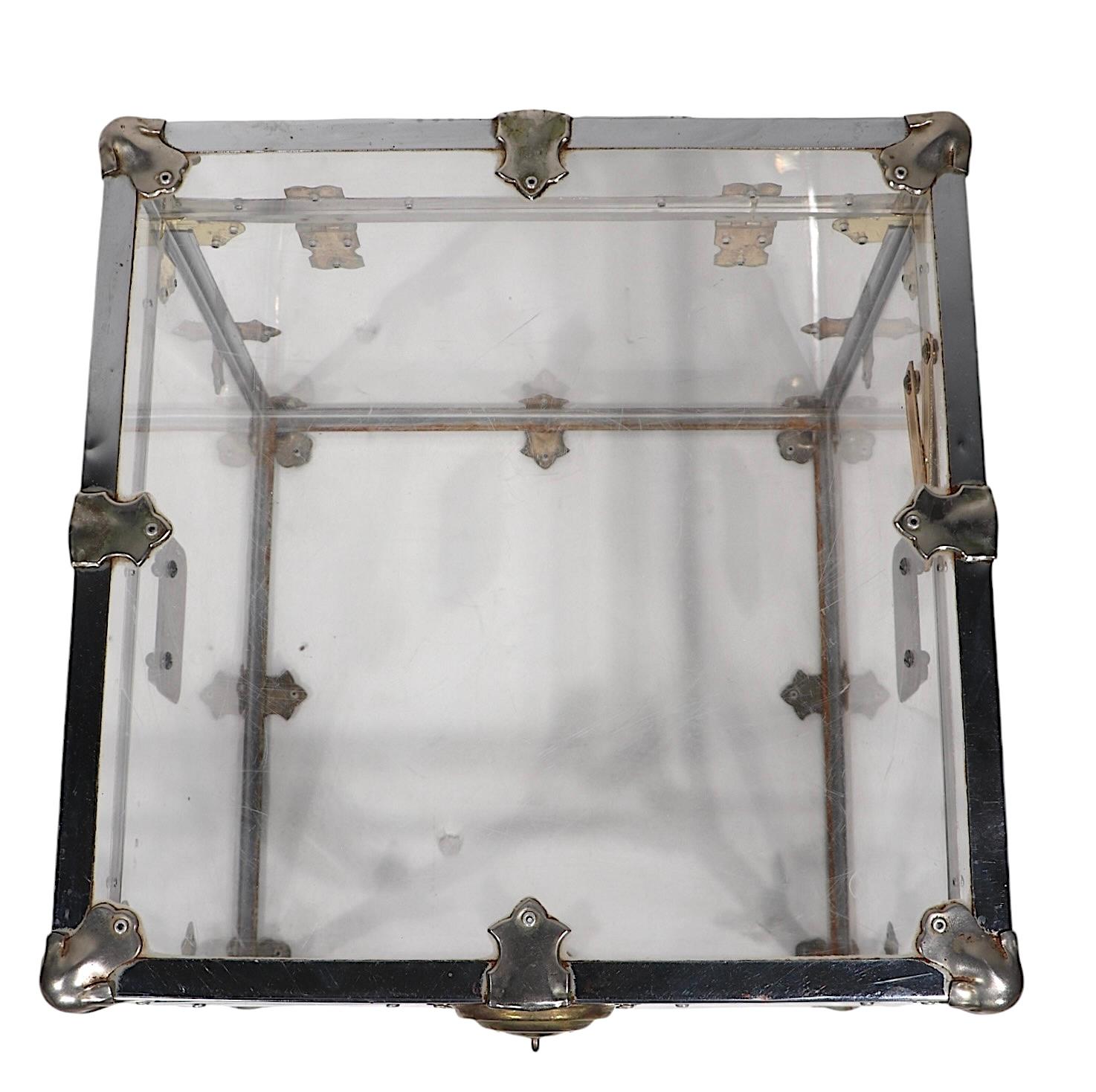 Un bel baule in lucite, con elementi di giunzione in metallo. L'astuccio a forma di cubo è in buone condizioni originali, pulito e pronto all'uso, ma presenta alcuni segni di usura, in particolare sugli elementi metallici,  il chiavistello è chiuso,