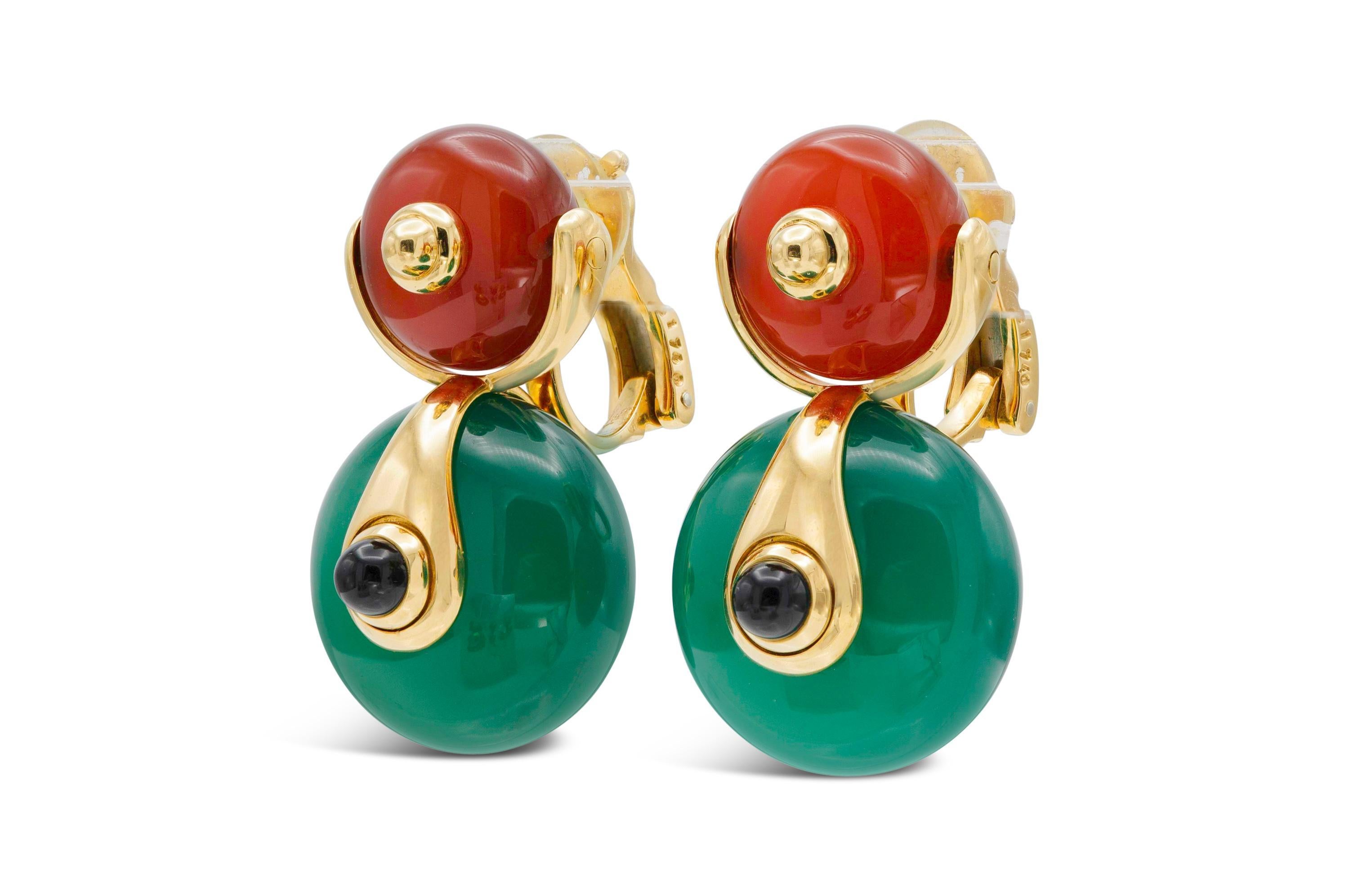 Fein gearbeitet aus 18 Karat Gelbgold mit Chalcedon, Karneol und Onyx.
Gezeichnet von Marina B
Ca. 1978
Hergestellt in Italien
2 1/2 Zoll lang