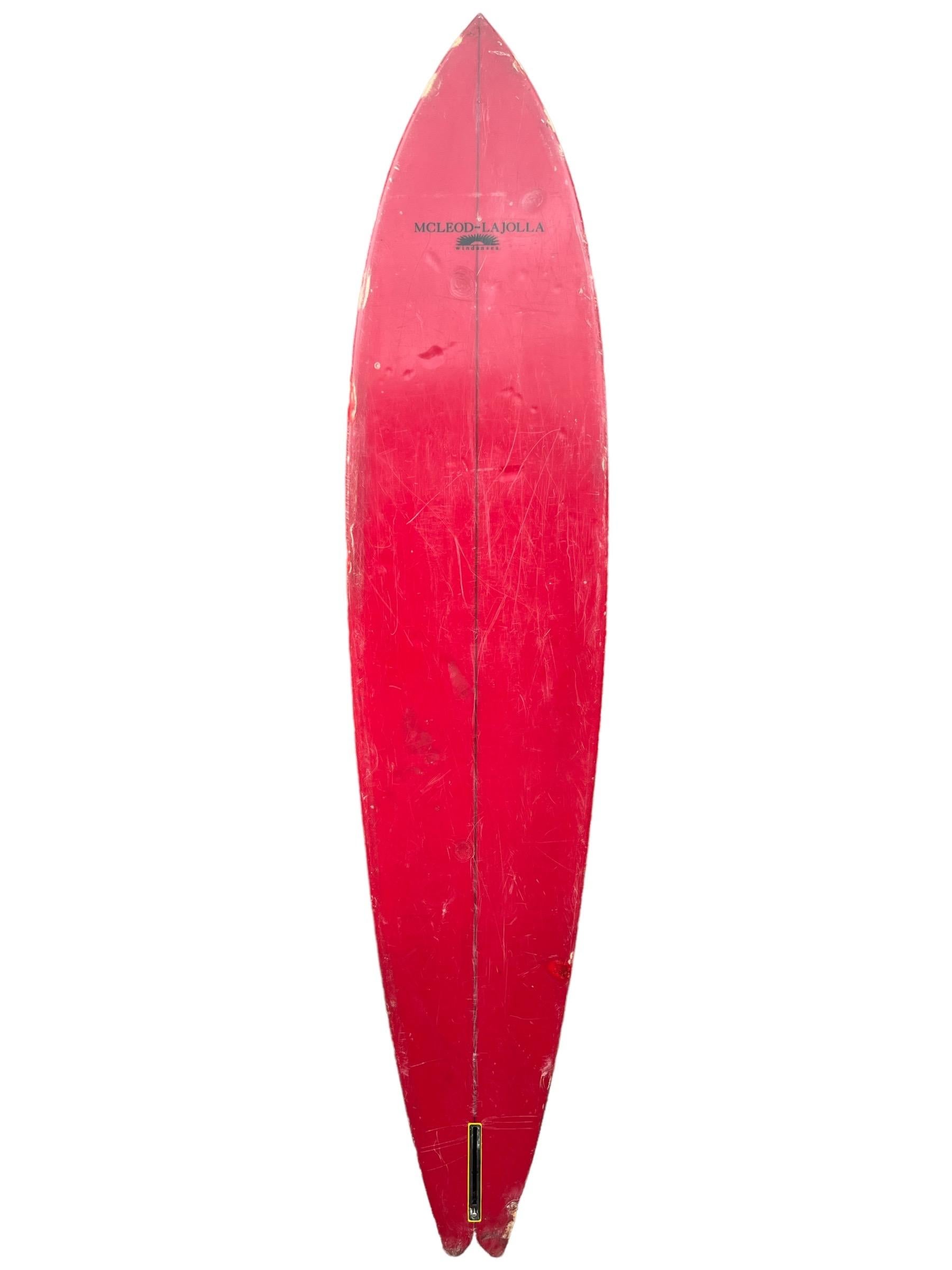 McLeod La Jolla Windansea Big Wave Surfboard von Ron McLeod aus den frühen 1970er Jahren. Mit originalem Artwork auf dem Deck mit rot umwickelten Rails/Bottom/Pinstriped Outline. Big Wave Schwalbenschwanzform Design. Ein einzigartiges Kunstwerk aus