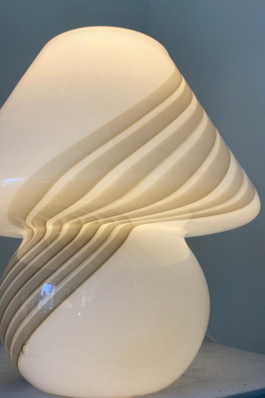 Vintage 1970s Medium Murano White Taupe Swirl Mushroom Table Lamp In Good Condition In Copenhagen, DK